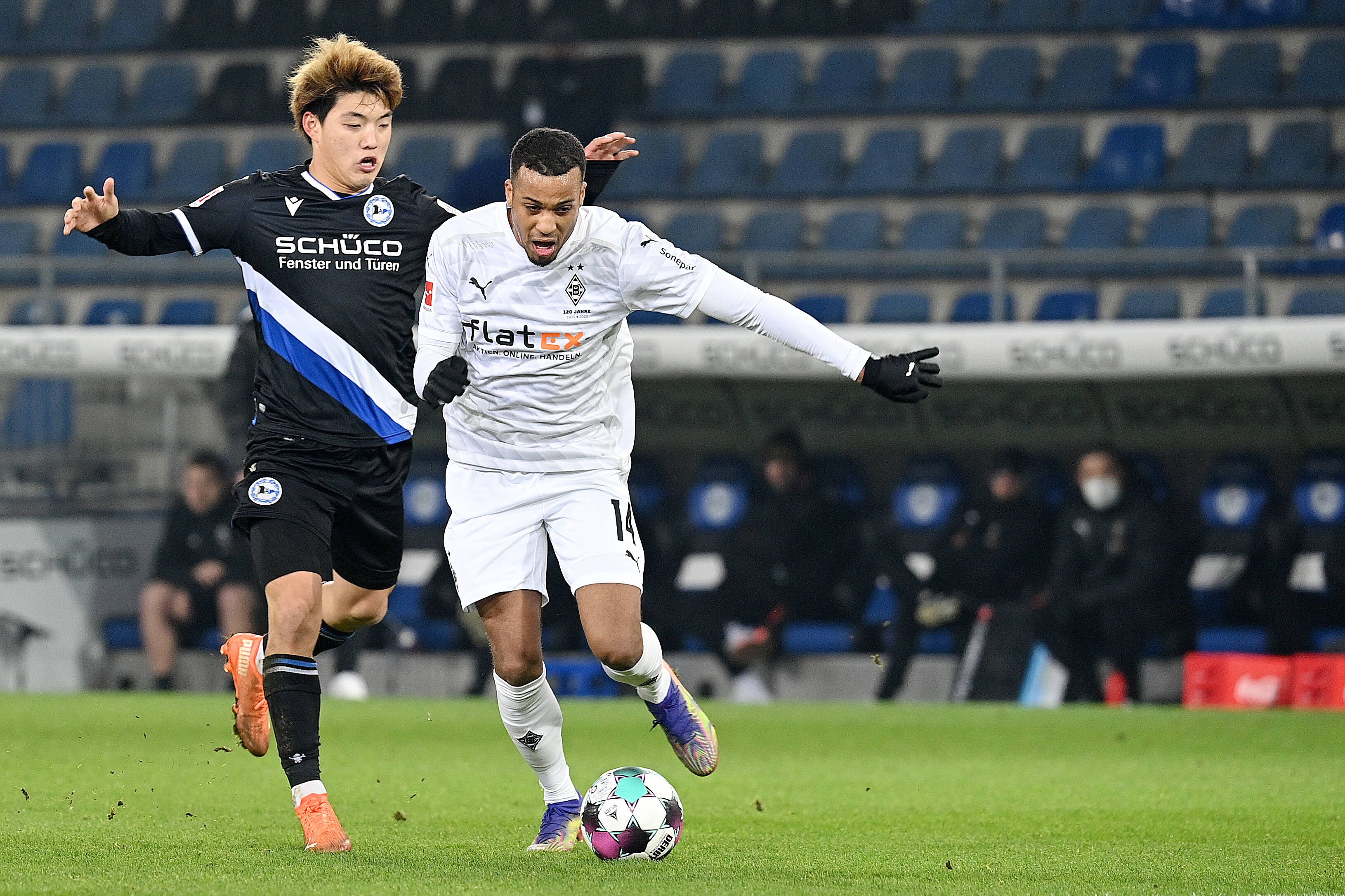 Borussias Angreifer Alassane Plea (r.) kam am 14. Spieltag gegen Arminia Bielefeld als Joker ins Spiel.