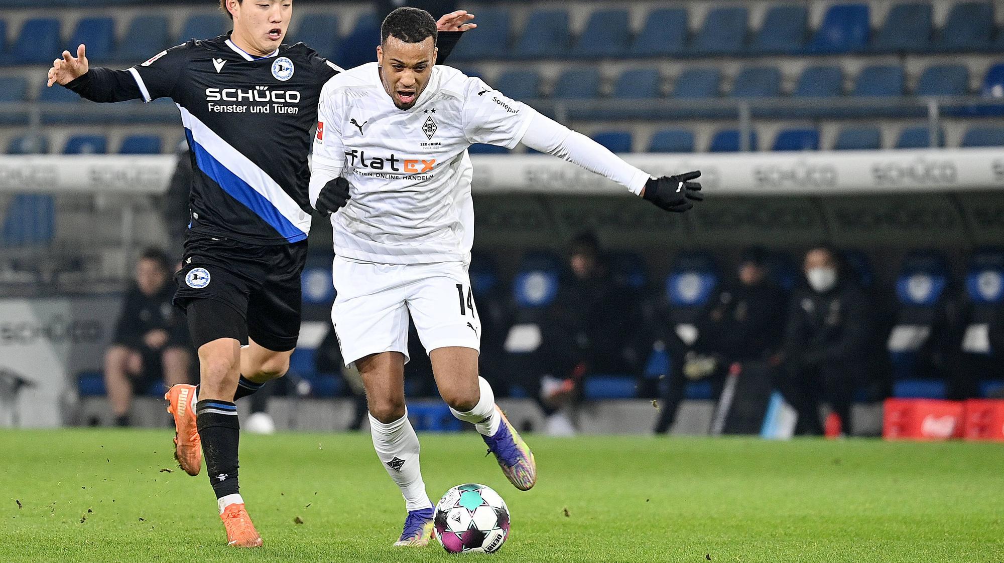 Borussias Angreifer Alassane Plea (r.) kam am 14. Spieltag gegen Arminia Bielefeld als Joker ins Spiel.