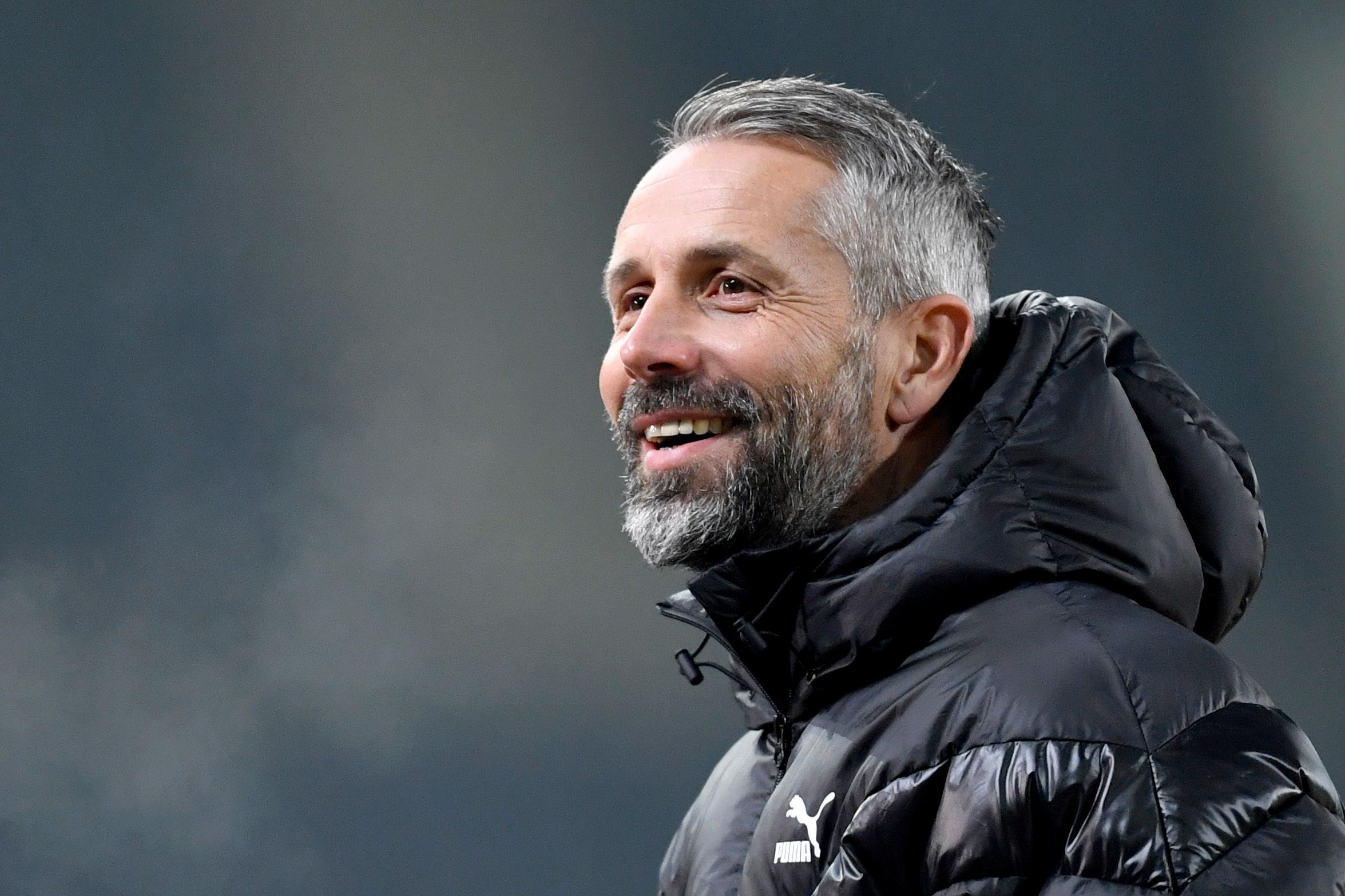 VfL-Trainer Marco Rose, hier am 28.11.2020 vor dem Bundesliga-Spiel gegen Schalke 04 im Borussia-Park, lacht in die Kamera.
