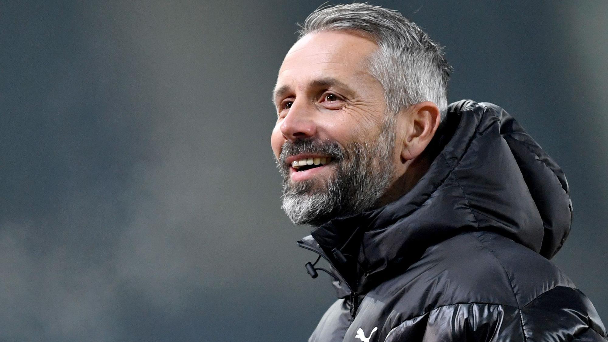 VfL-Trainer Marco Rose, hier am 28.11.2020 vor dem Bundesliga-Spiel gegen Schalke 04 im Borussia-Park, lacht in die Kamera.
