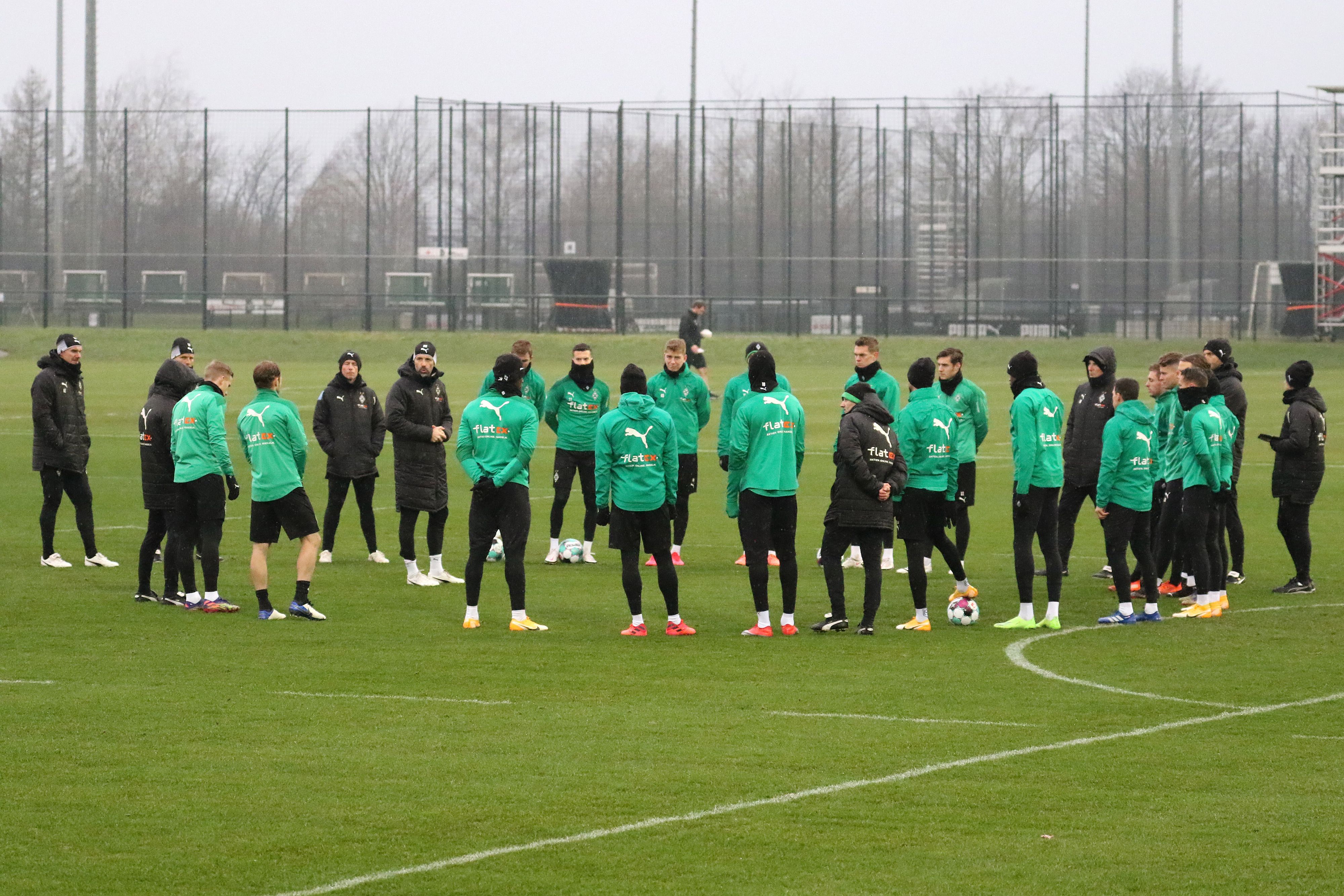 VfL-Trainer Marco Rose schwört sein Team im Training am 5. Januar 2020 auf das kommende Top-Duell gegen Bayern München ein.
