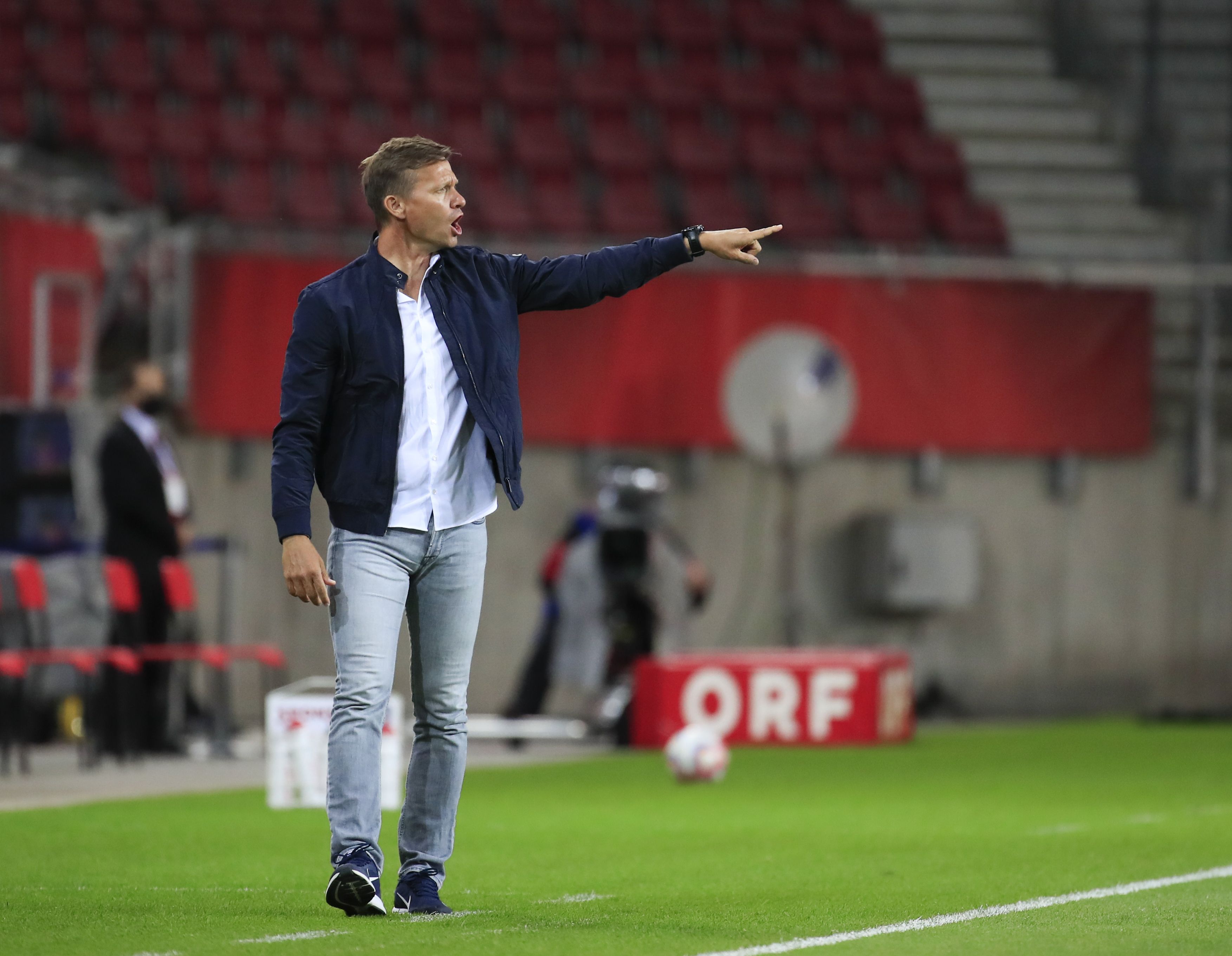 Salzburg-Trainer Jesse Marsch coacht sein Team während des österreichischen Pokalfinales im Mai 2020.