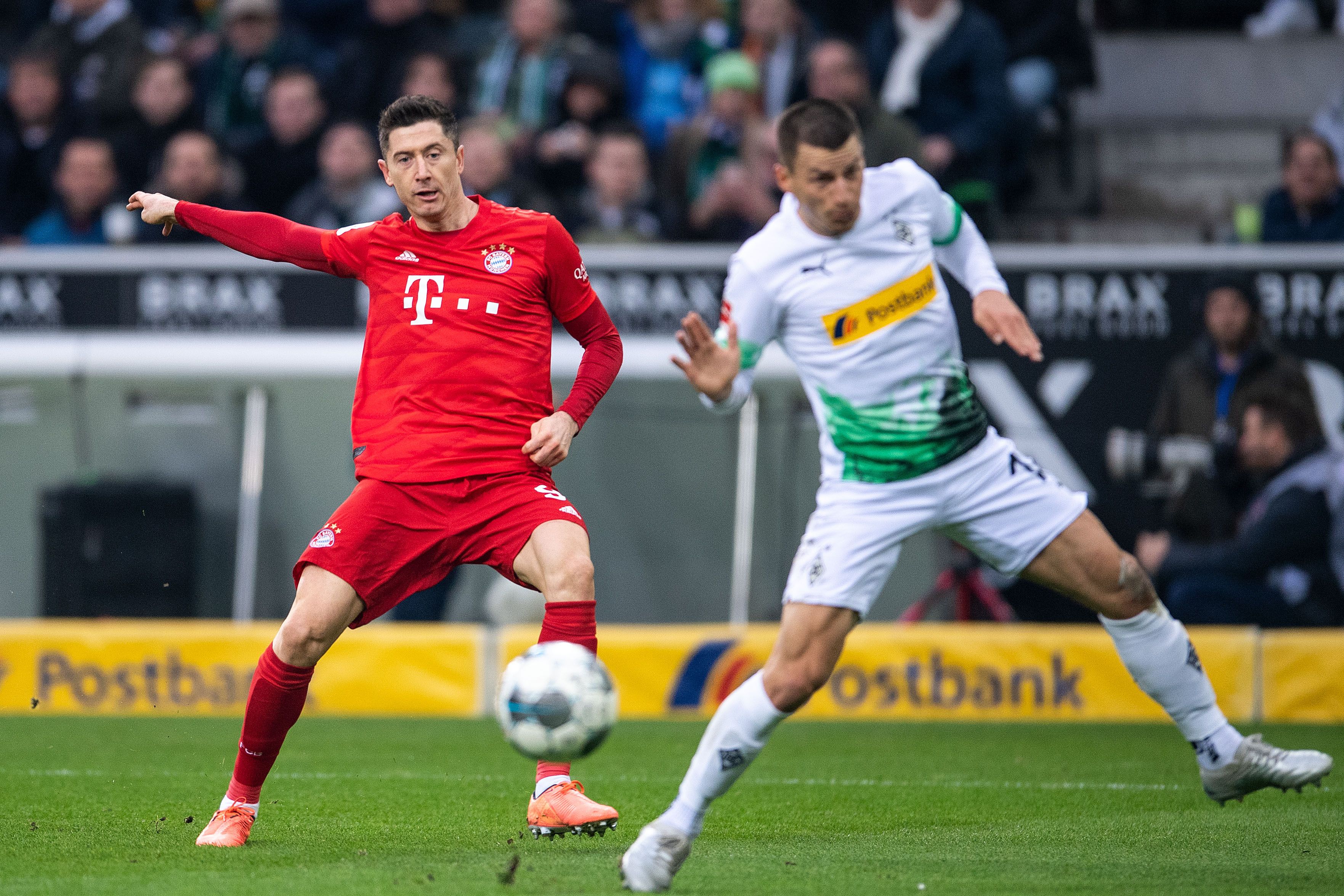 Stefan Lainer (r.) versucht, beim Heimsieg der Borussia gegen Bayern im Dezember 2019, einen Schuss von Robert Lewandowski (l.) zu blocken.