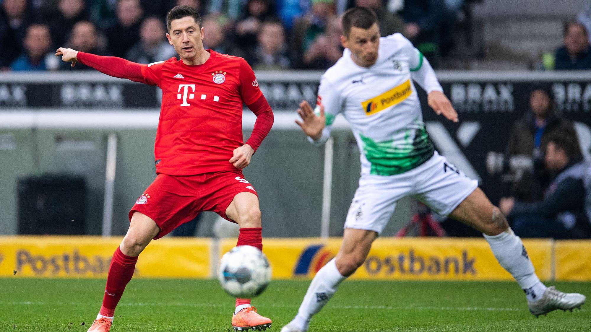 Stefan Lainer (r.) versucht, beim Heimsieg der Borussia gegen Bayern im Dezember 2019, einen Schuss von Robert Lewandowski (l.) zu blocken.