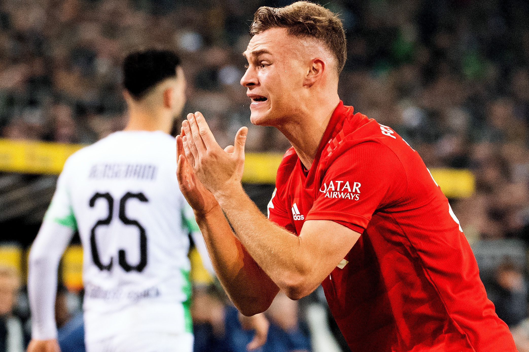 Joshua Kimmich (r.) ärgert sich während der 1:2-Niederlage seiner Bayern in Mönchengladbach im Dezember 2019.
