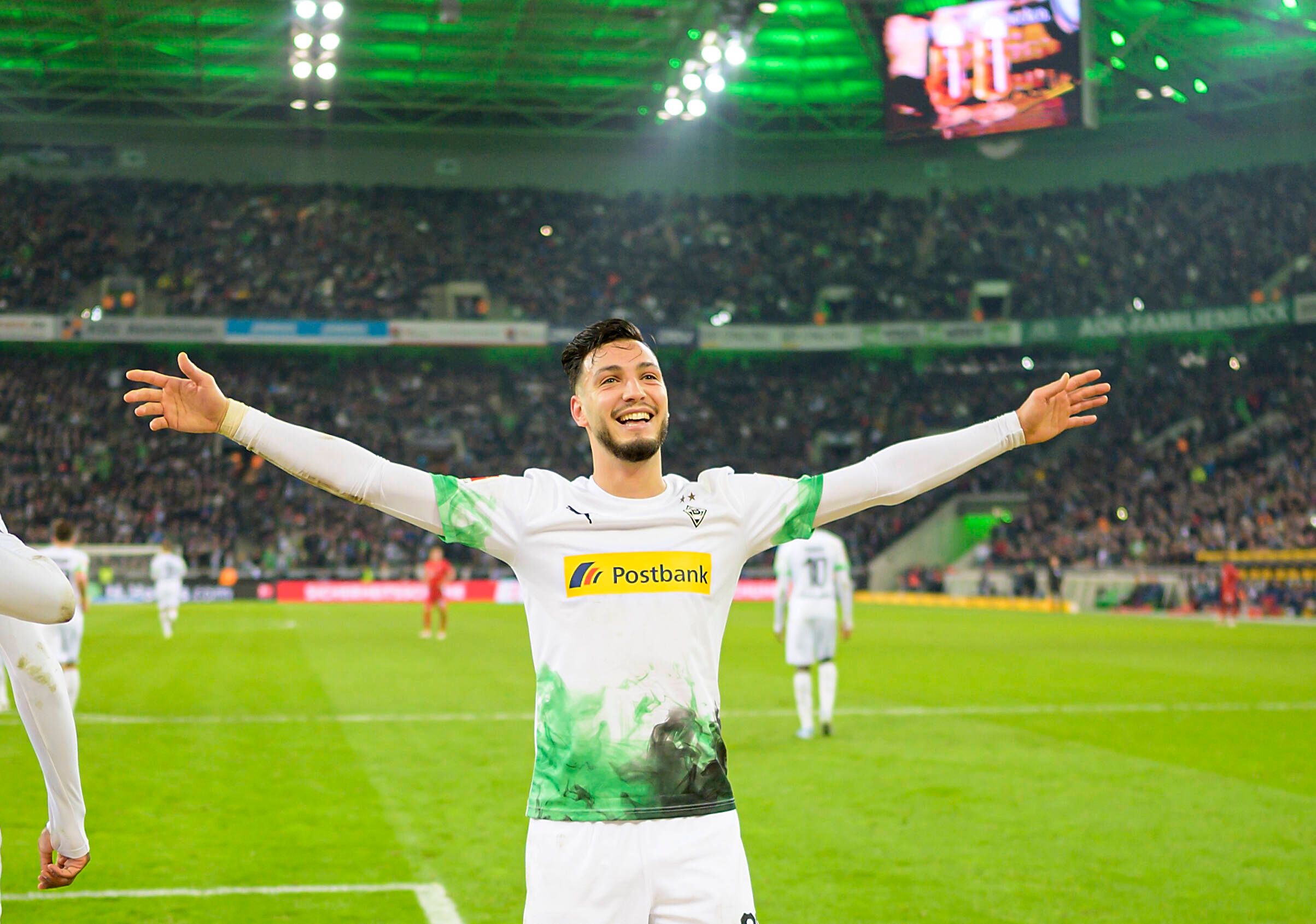 Borussias Linksverteidiger Ramy Bensebaini beim Torjübel nach dem 2:1 am 7. Dezember 2019 bei Borussias Heimspiel gegen Bayern München.