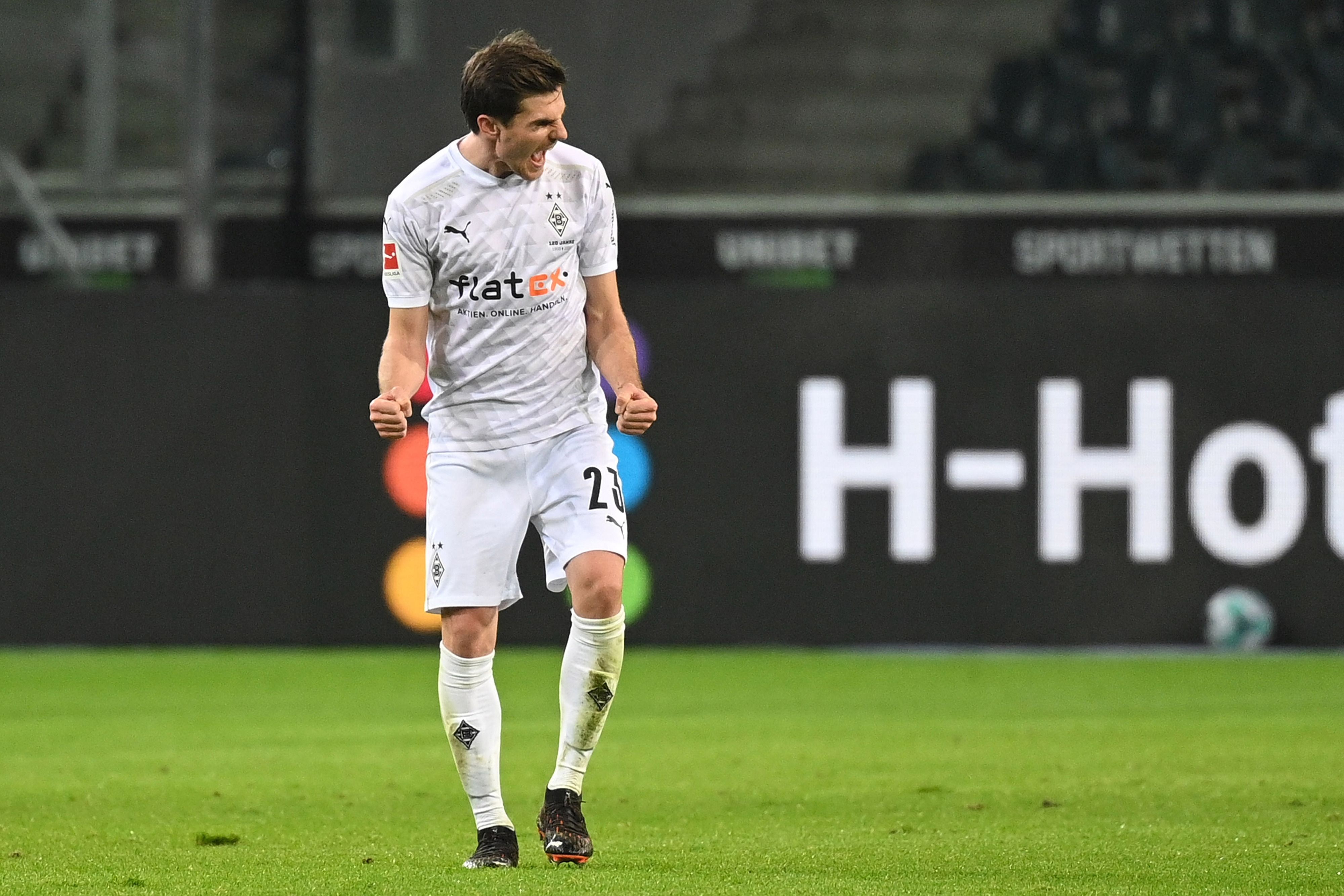 Gladbachs Nationalspieler Jonas Hofmann schreit seine Freude über den Heimsieg der Borussia gegen den FC Bayern München heraus. Dabei ballt er auch die Fäuste.