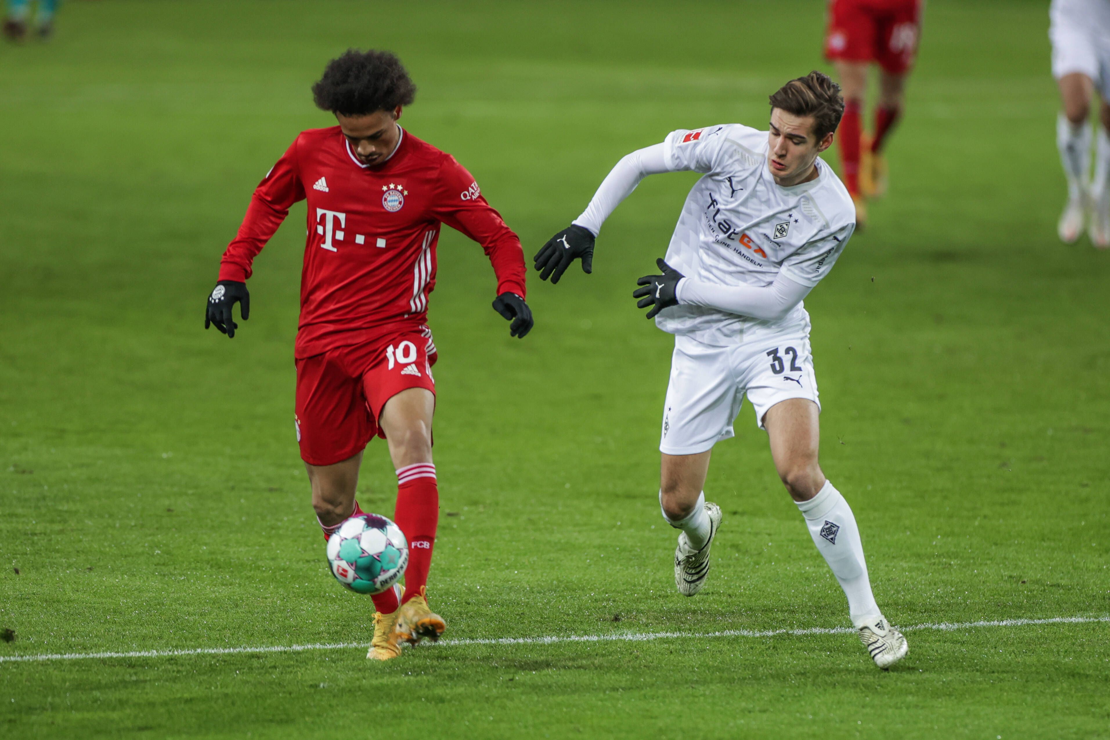 Gladbachs Mittelfeldspieler Florian Neuhaus (r.) im Duell mit Bayerns Offensiv-Ass Leroy Sane (l.).