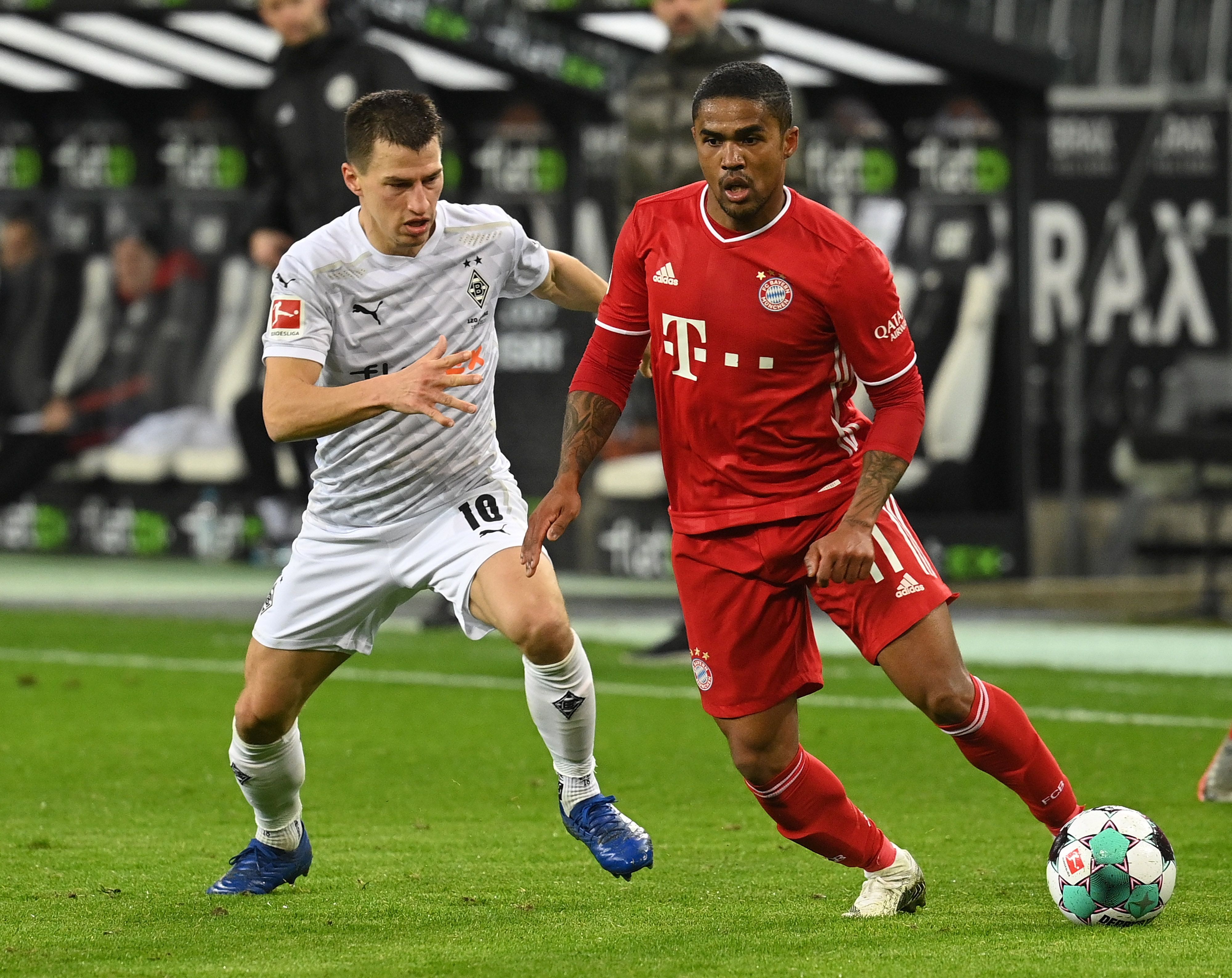 Gladbachs Stefan Lainer (l.), hier im Duell mit Bayerns Douglas Costa (r.).