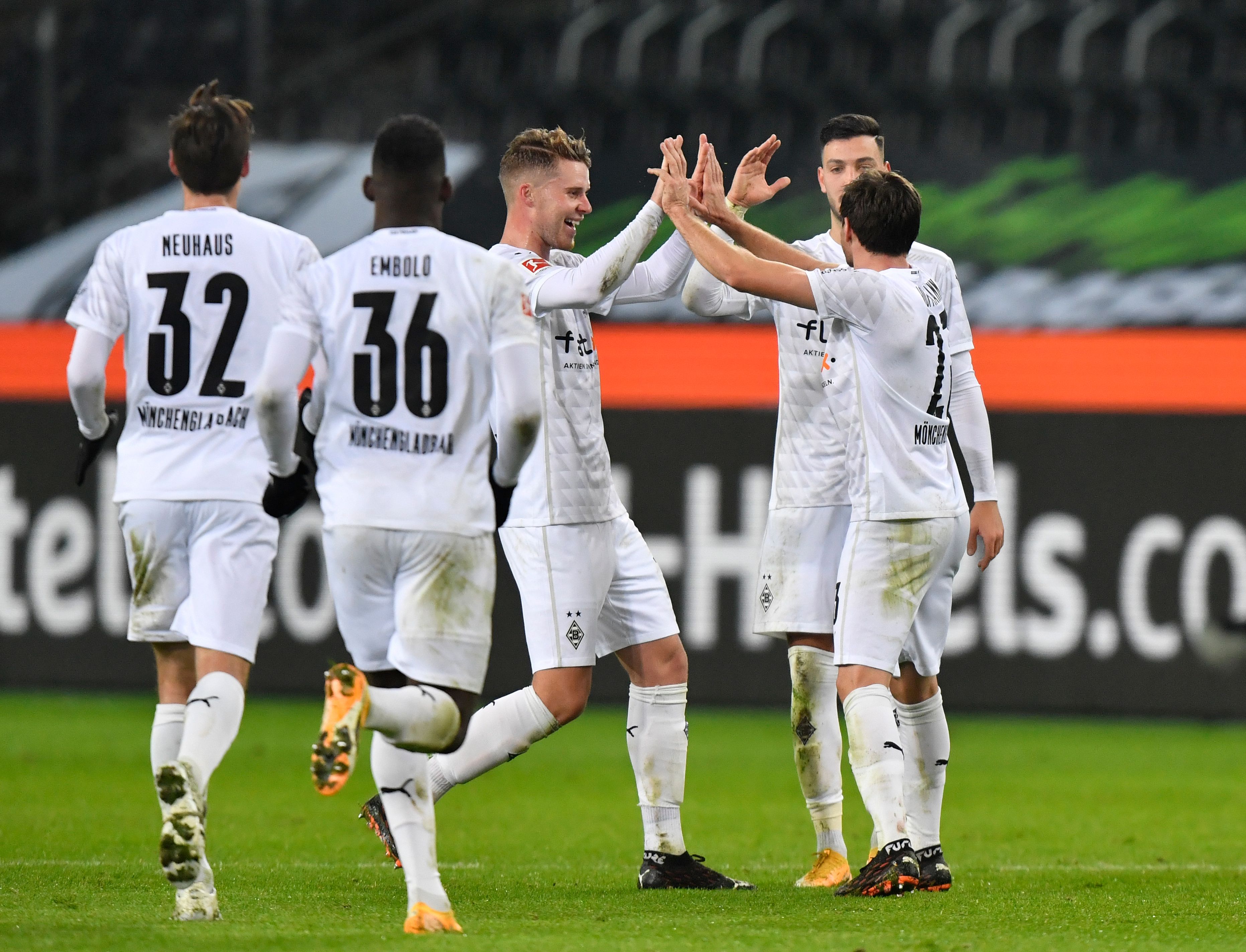Die Spieler von Borussia Mönchengladbach bejubeln ihren Sieg gegen Bayern München.