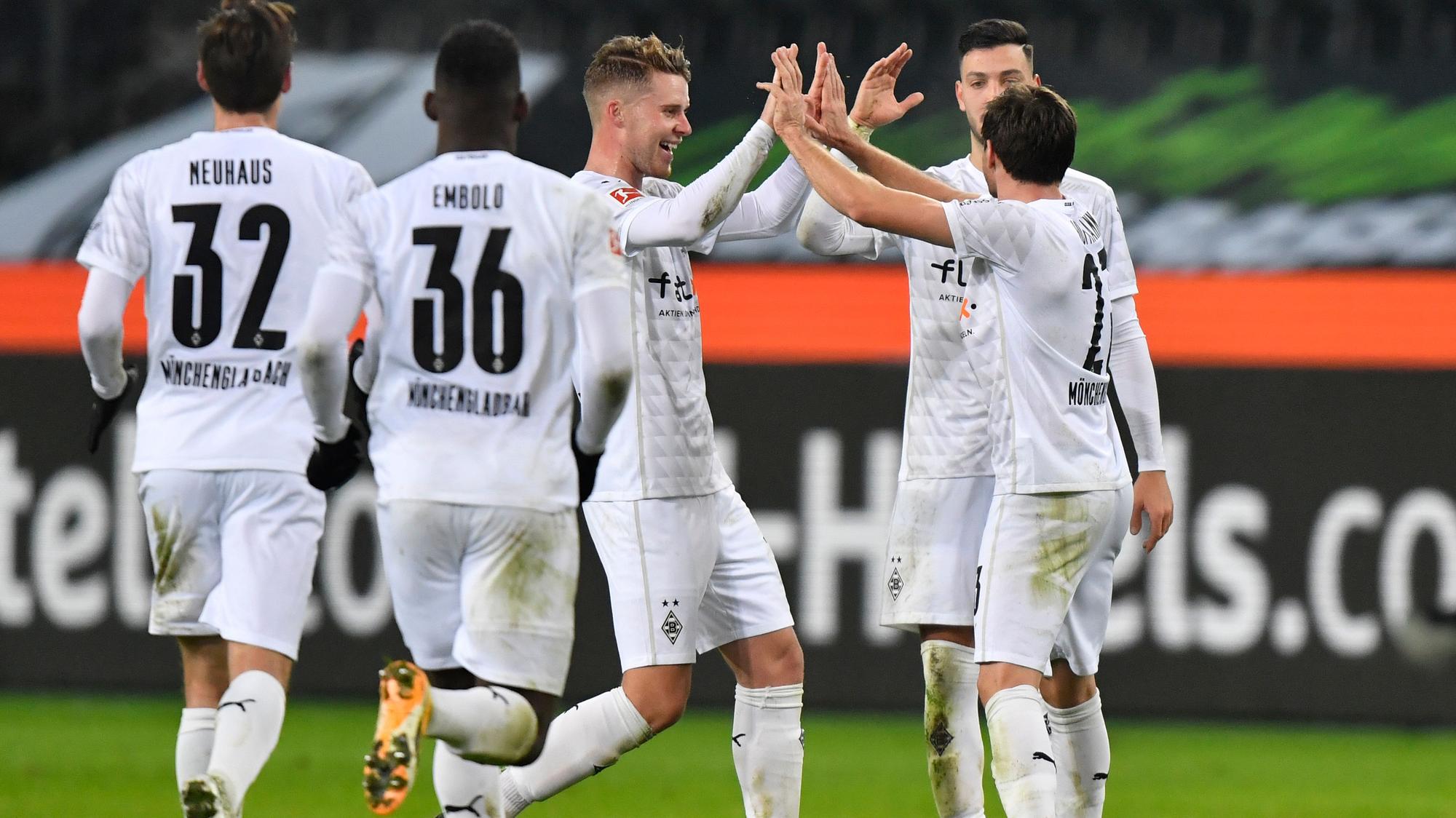 Die Spieler von Borussia Mönchengladbach bejubeln ihren Sieg gegen Bayern München.