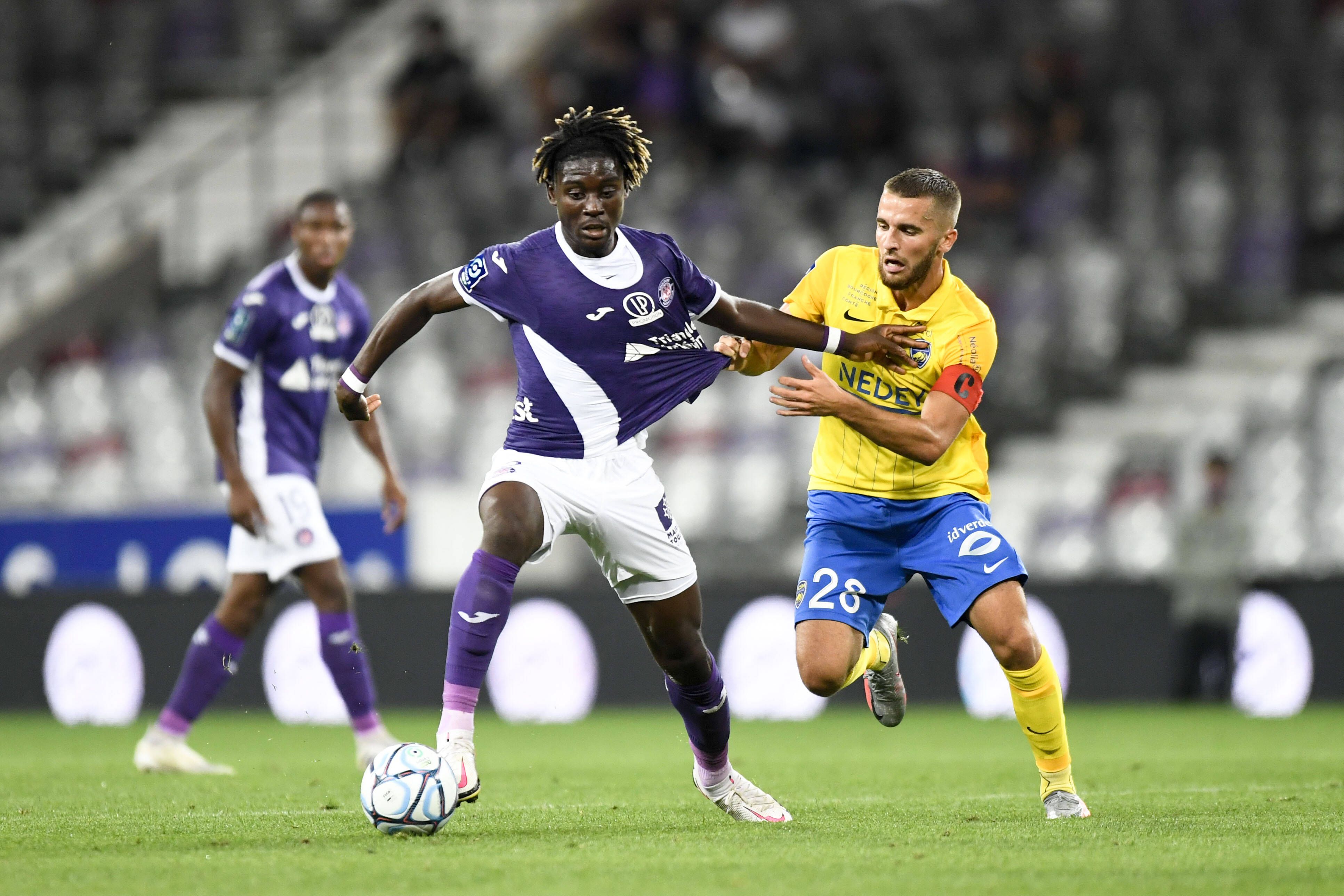 Kouadio Koné (l.) vom FC Toulouse, hier am 14. September 2020 im Duell mit Aetan Weissbeck (r., Sochaux), kontrolliert den Ball.
