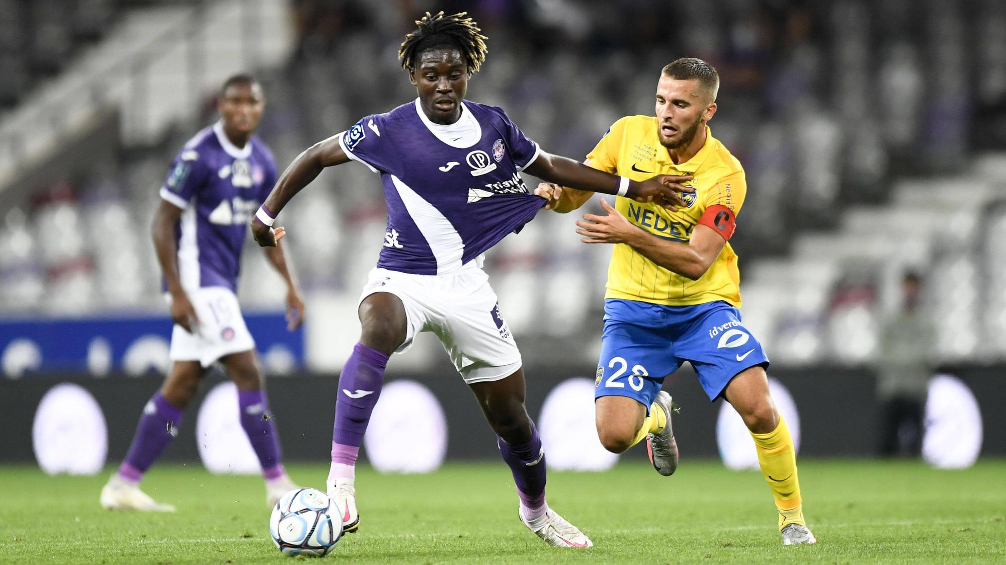 Kouadio Koné (l.) vom FC Toulouse, hier am 14. September 2020 im Duell mit Aetan Weissbeck (r., Sochaux), kontrolliert den Ball.