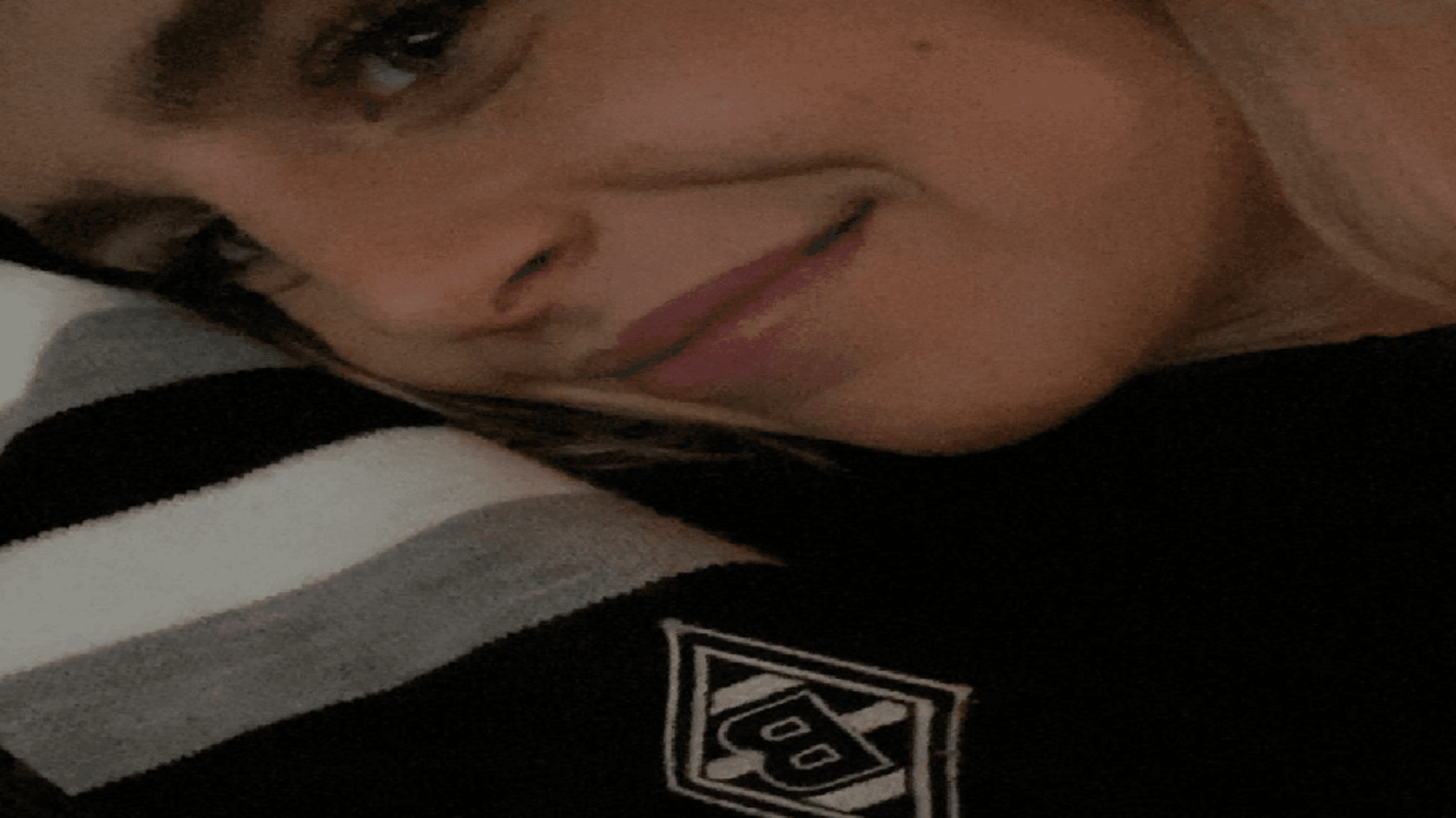 Knuddeln mit dem Sieger-Schal: Influencerin Caro Daur zeigte sich nach dem Sieg der Fohlen glücklich mit ihrem Fan-Schal.