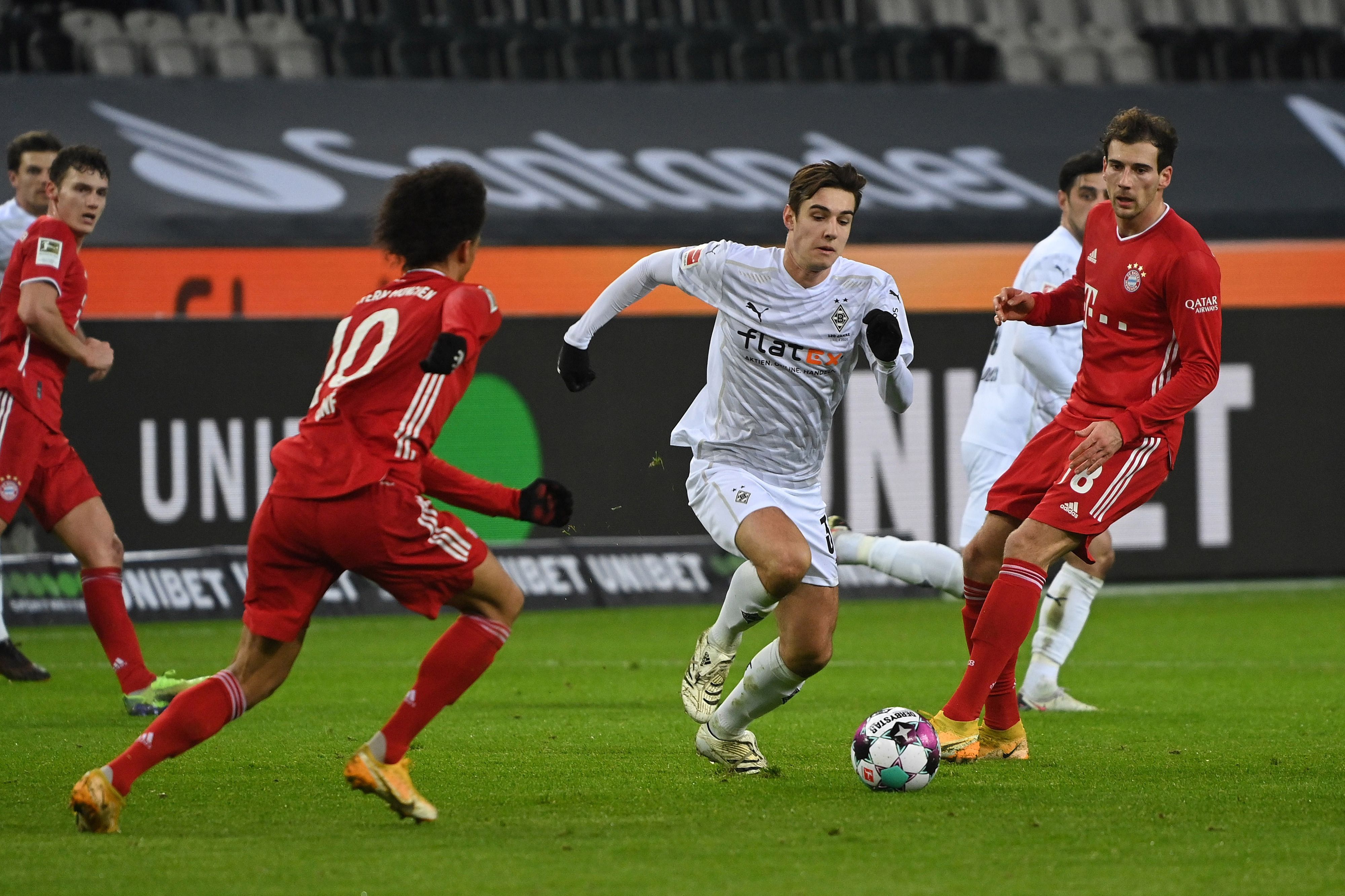 Gladbachs Nationalspieler Florian Neuhaus (Mitte) setzt sich beim 3:2-Sieg der Borussia gegen Bayern München am 8. Januar 2021 gegen Goretzka (r.) und Sane (l.) durch.