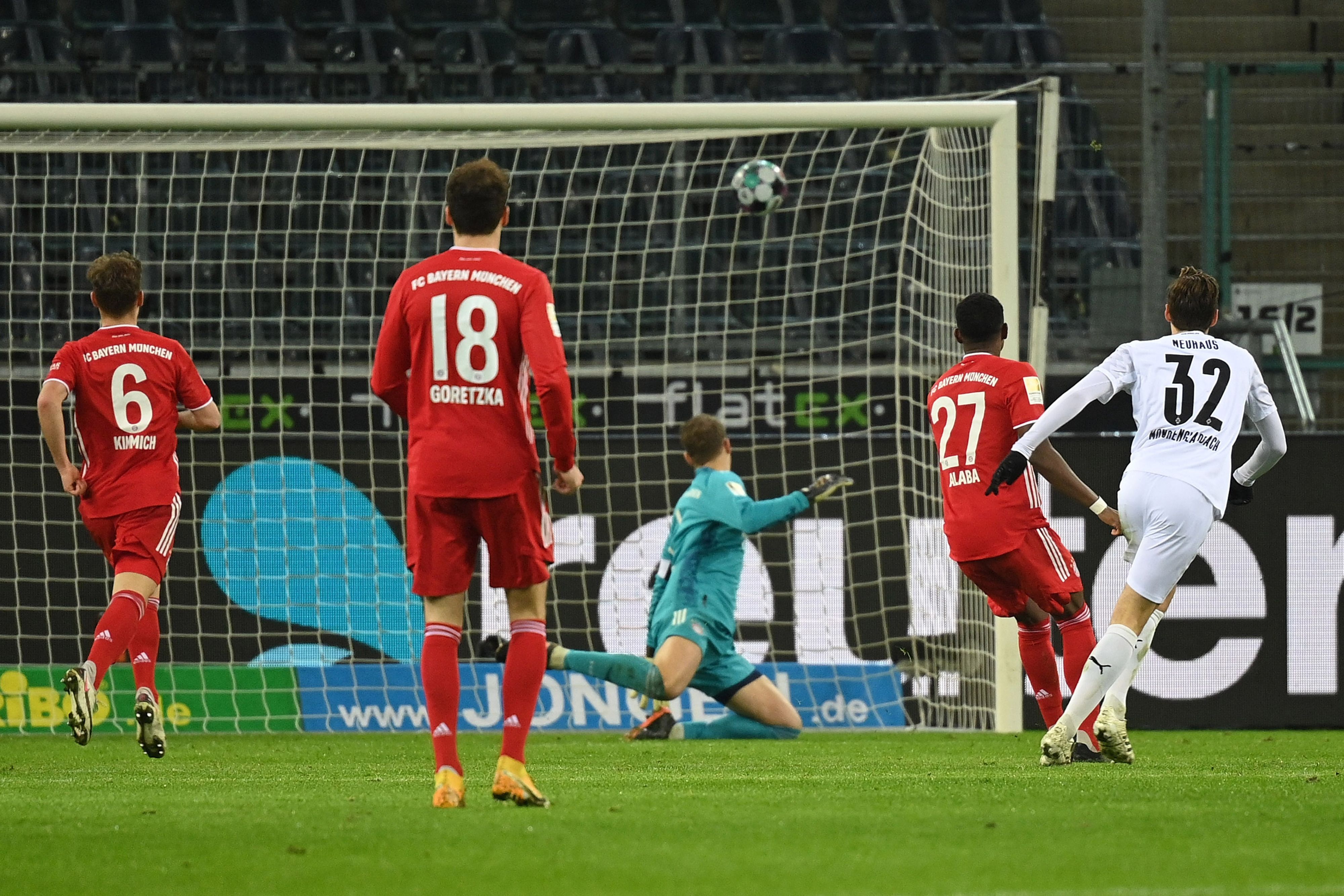 Gladbachs Florian Neuhaus schießt am 8. Januar 2021 den Ball zum 3:2-Endstand in das Tor des FC Bayern München.