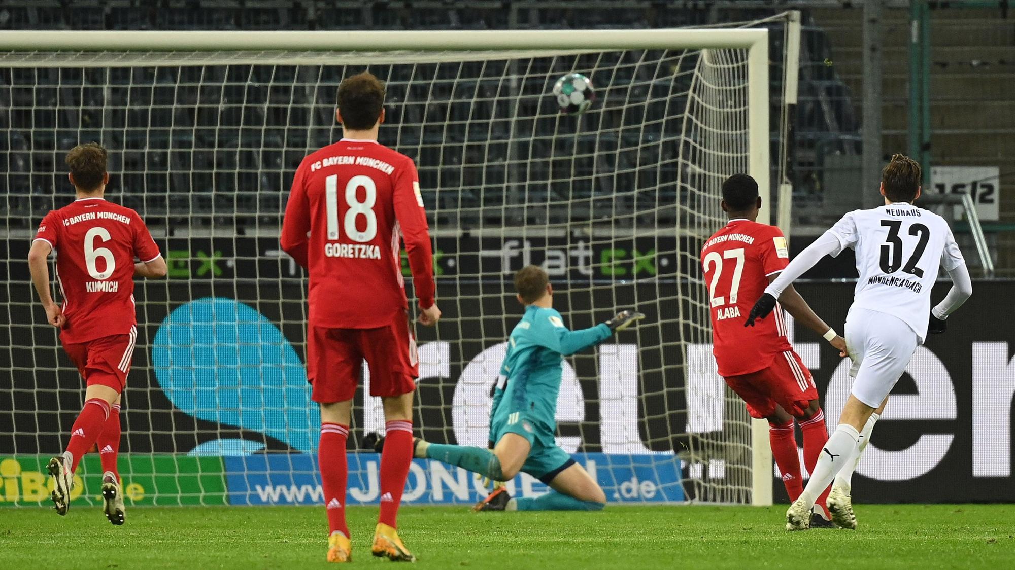 Gladbachs Florian Neuhaus schießt am 8. Januar 2021 den Ball zum 3:2-Endstand in das Tor des FC Bayern München.