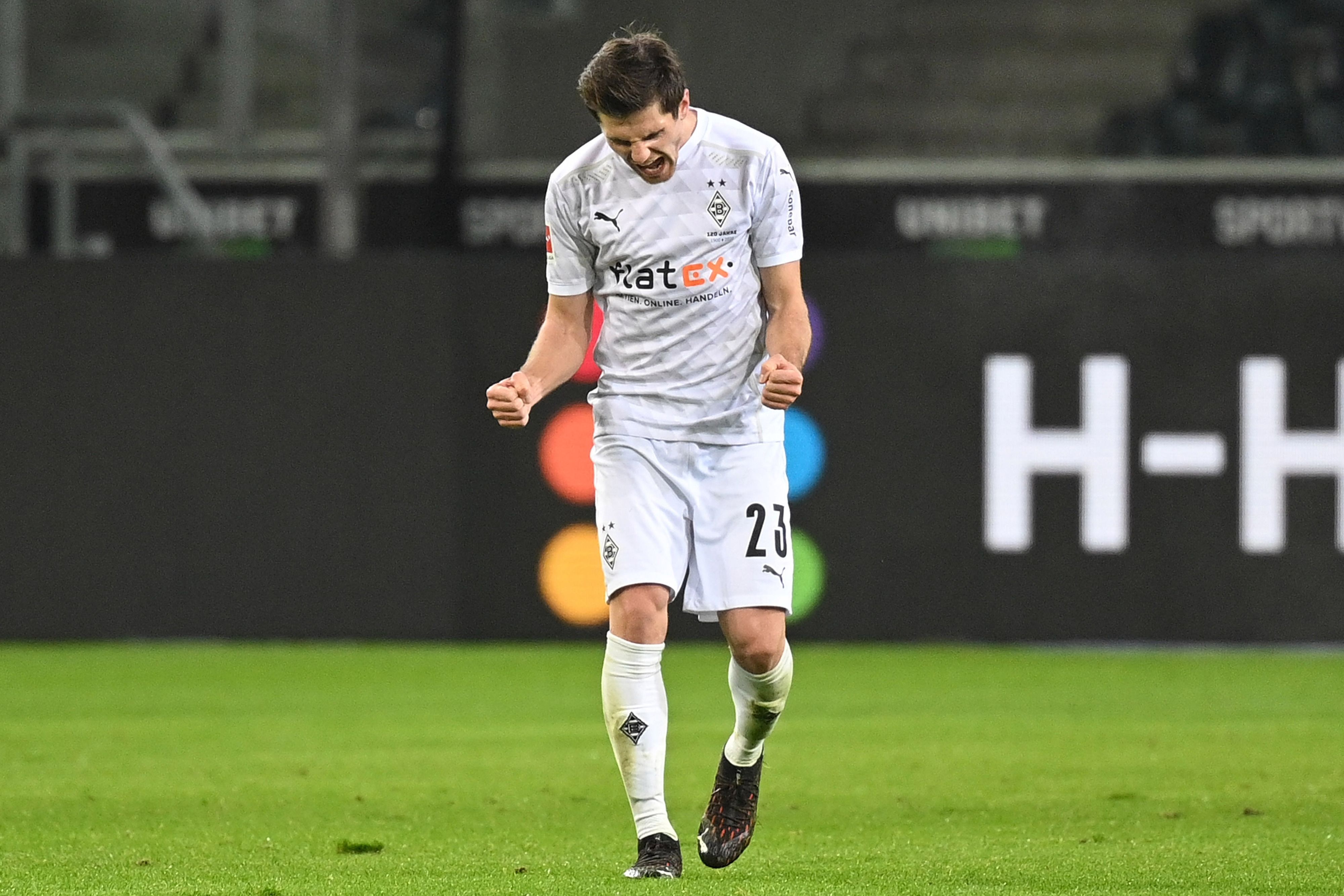 Jonas Hofmann bejubelt einen seiner beiden Treffer gegen den FC Bayern München, welches die Fohlen mit 3:2 für sich entschieden.