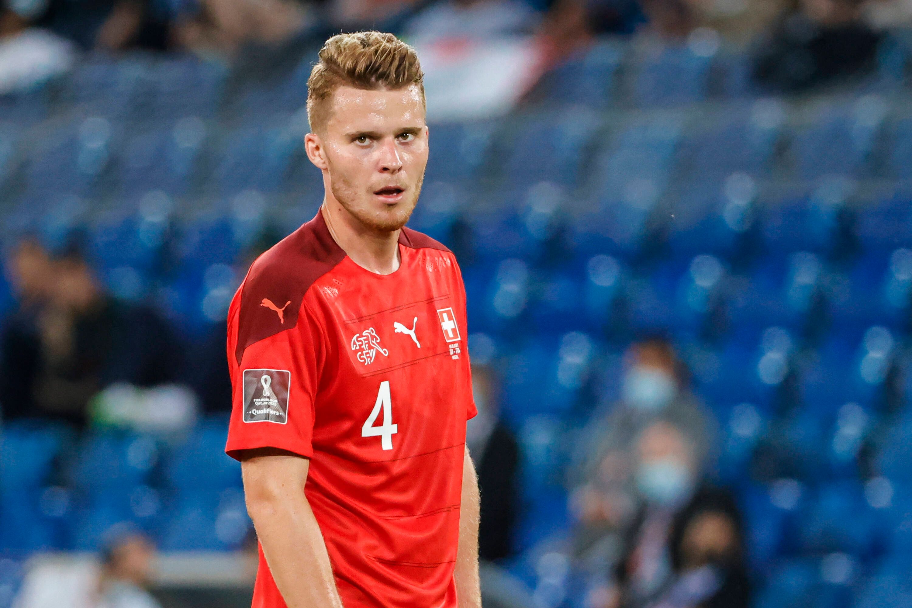 Der Schweizer Nationalspieler Nico Elvedi, auf diesem Foto am 5. September 2021 im WM-Qualifikationsspiel gegen Europameister Italien zu sehen, steht bei Fußball-Bundesligist Borussia Mönchengladbach unter Vertrag. Elvedi blickt mit offenem Mund in die Kamera.