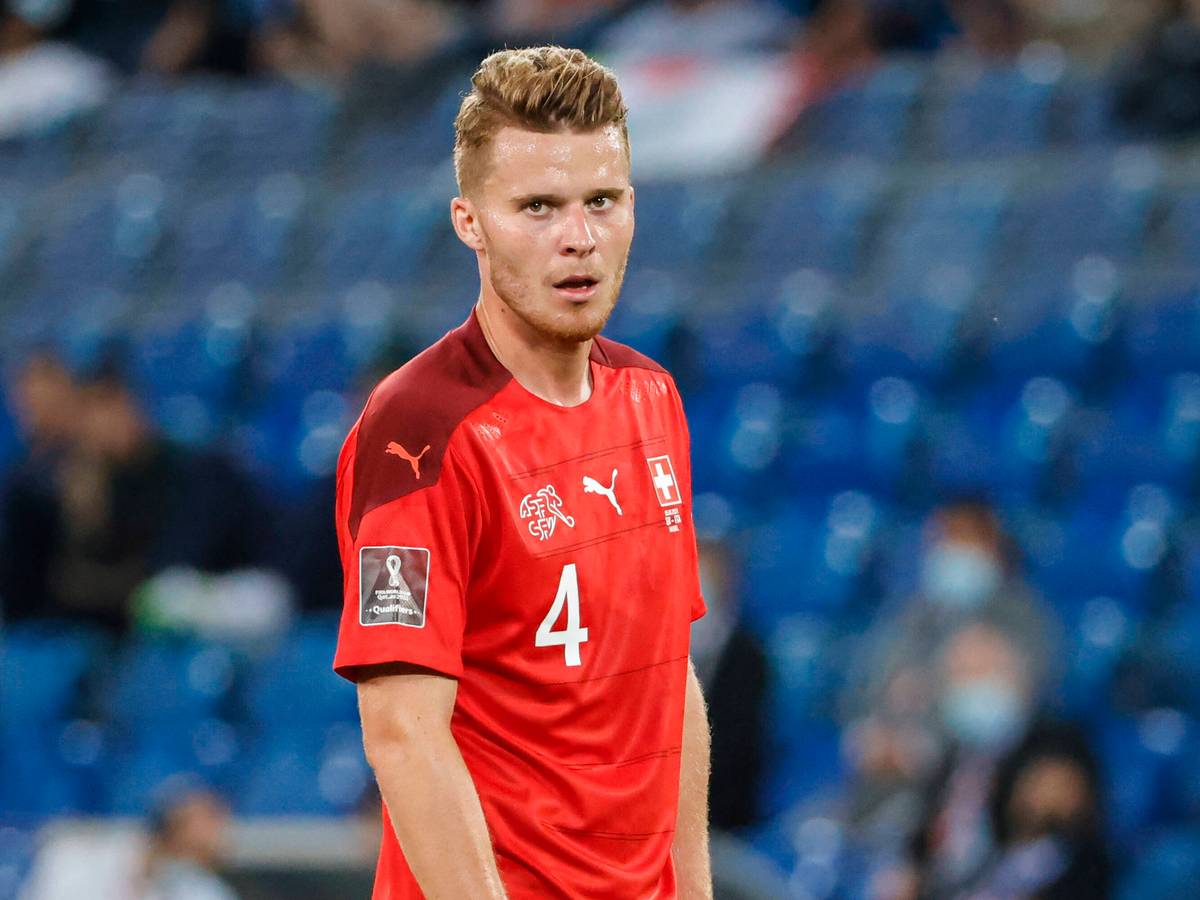 Der Schweizer Nationalspieler Nico Elvedi, auf diesem Foto am 5. September 2021 im WM-Qualifikationsspiel gegen Europameister Italien zu sehen, steht bei Fußball-Bundesligist Borussia Mönchengladbach unter Vertrag. Elvedi blickt mit offenem Mund in die Kamera.