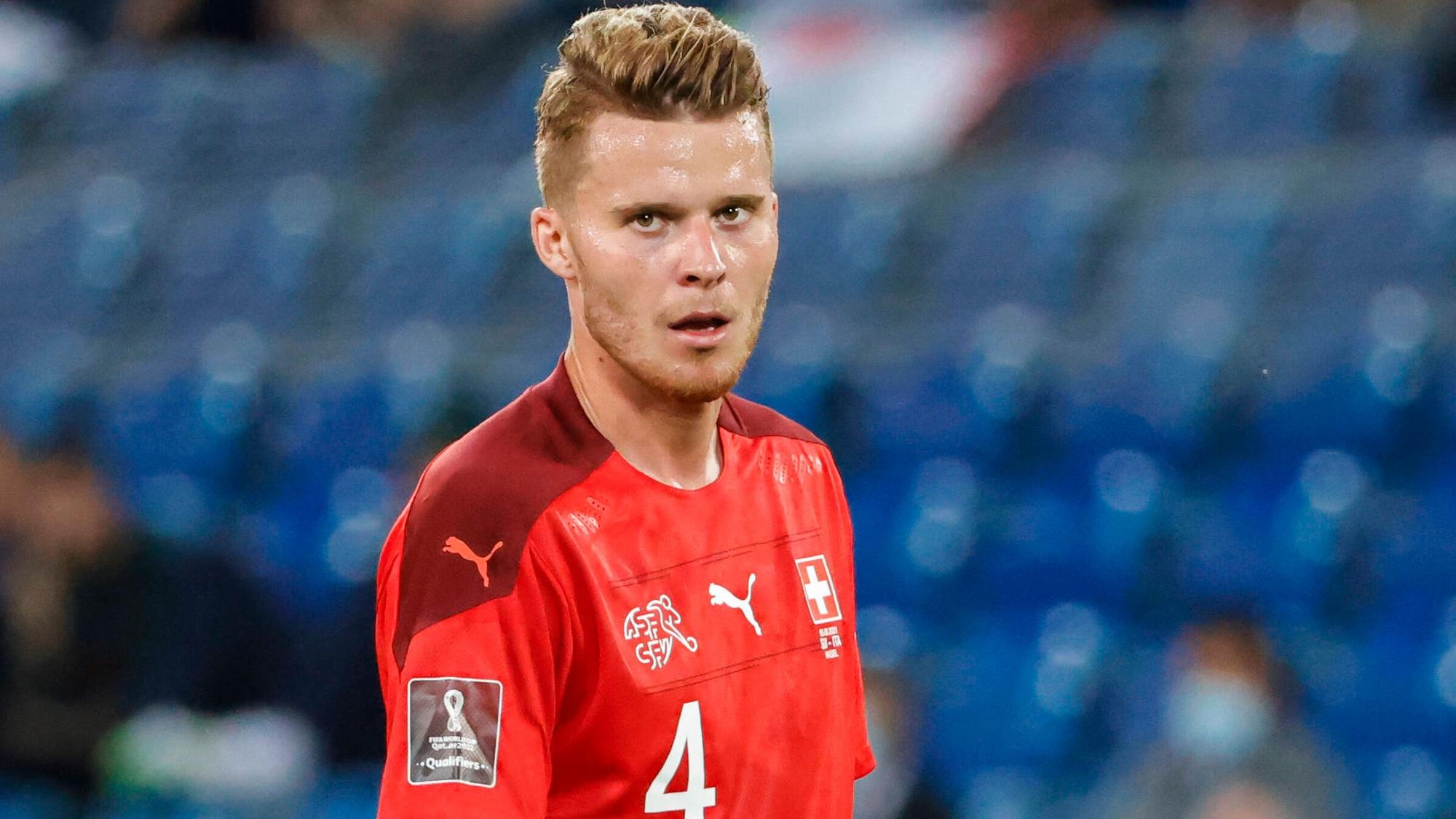 Der Schweizer Nationalspieler Nico Elvedi, auf diesem Foto am 5. September 2021 im WM-Qualifikationsspiel gegen Europameister Italien zu sehen, steht bei Fußball-Bundesligist Borussia Mönchengladbach unter Vertrag. Elvedi blickt mit offenem Mund in die Kamera.