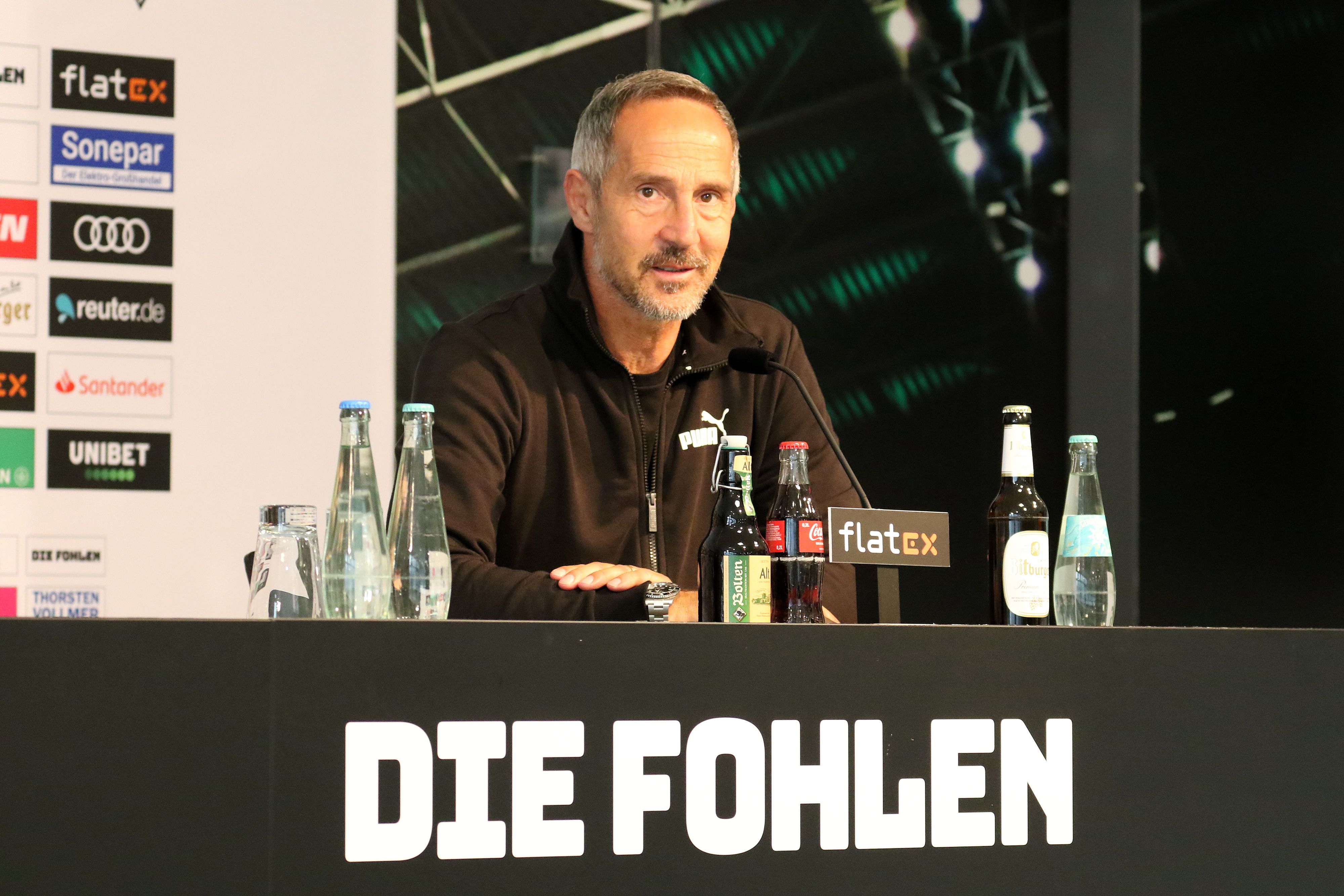Adi Hütter, Trainer von Borussia Mönchengladbach, bei der Pressekonferenz der Fohlen am 30. September 2021 vor dem Bundesliga-Spiel beim VfL Wolfsburg.