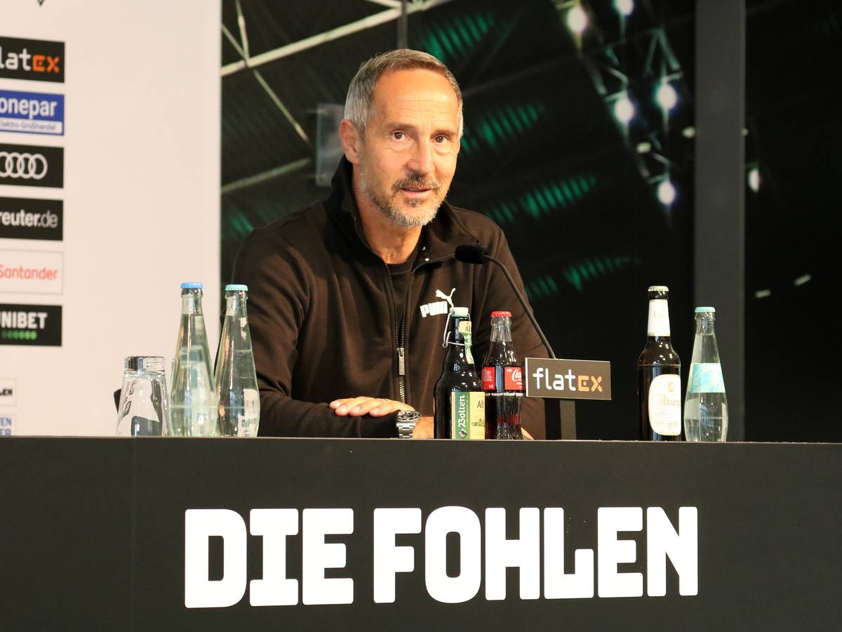 Adi Hütter, Trainer von Borussia Mönchengladbach, bei der Pressekonferenz der Fohlen am 30. September 2021 vor dem Bundesliga-Spiel beim VfL Wolfsburg.