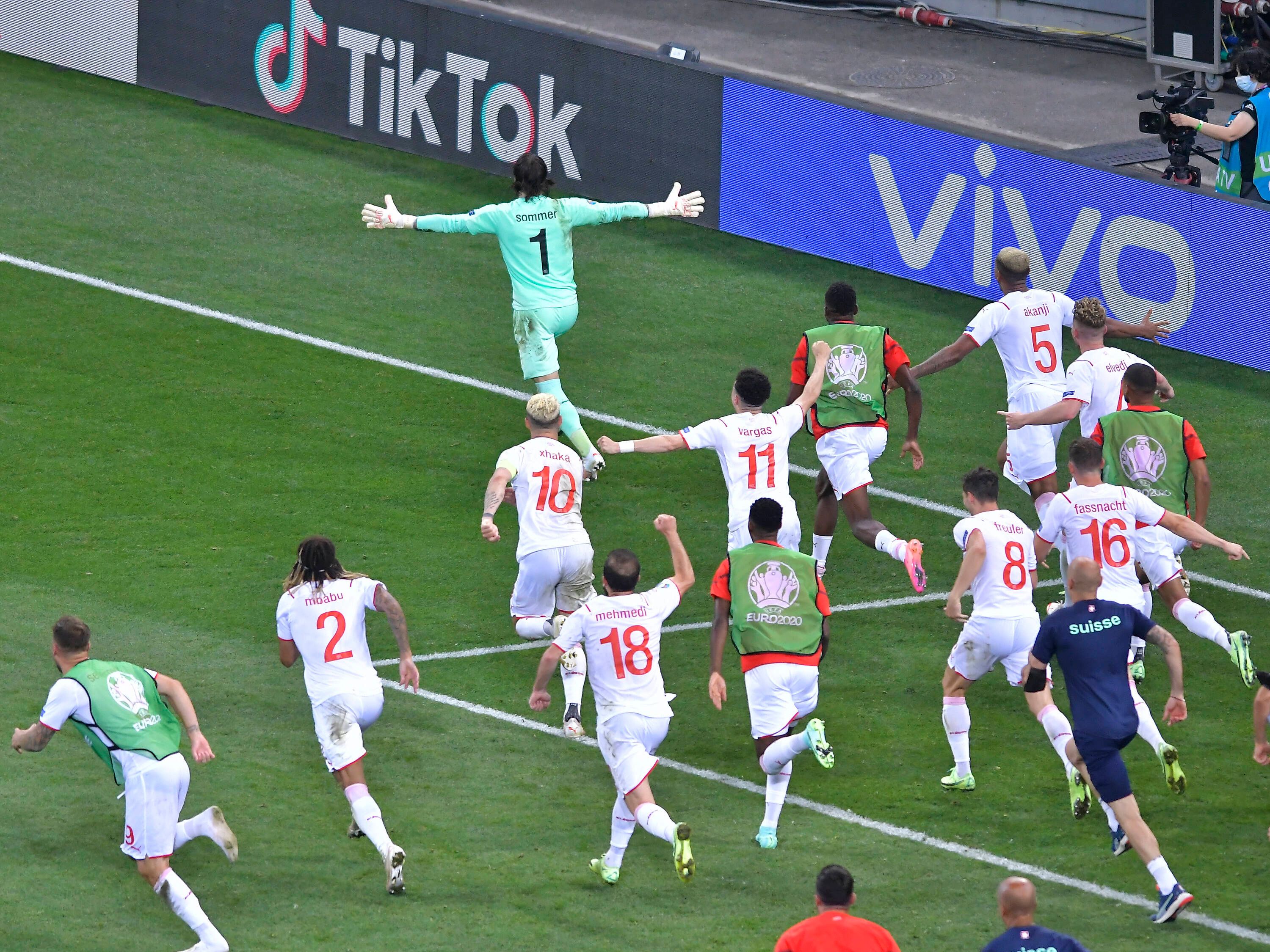 Der Moment, an dem in der Schweiz die Zeit still stand: Yann Sommer (vorne) und seine Nati-Kollegen bejubeln am 28. Juni 2021 in Bukarest, in einem unvergesslichen Spiel, die EM-Sensation nach Elfmeterschießen gegen Weltmeister Frankreich.