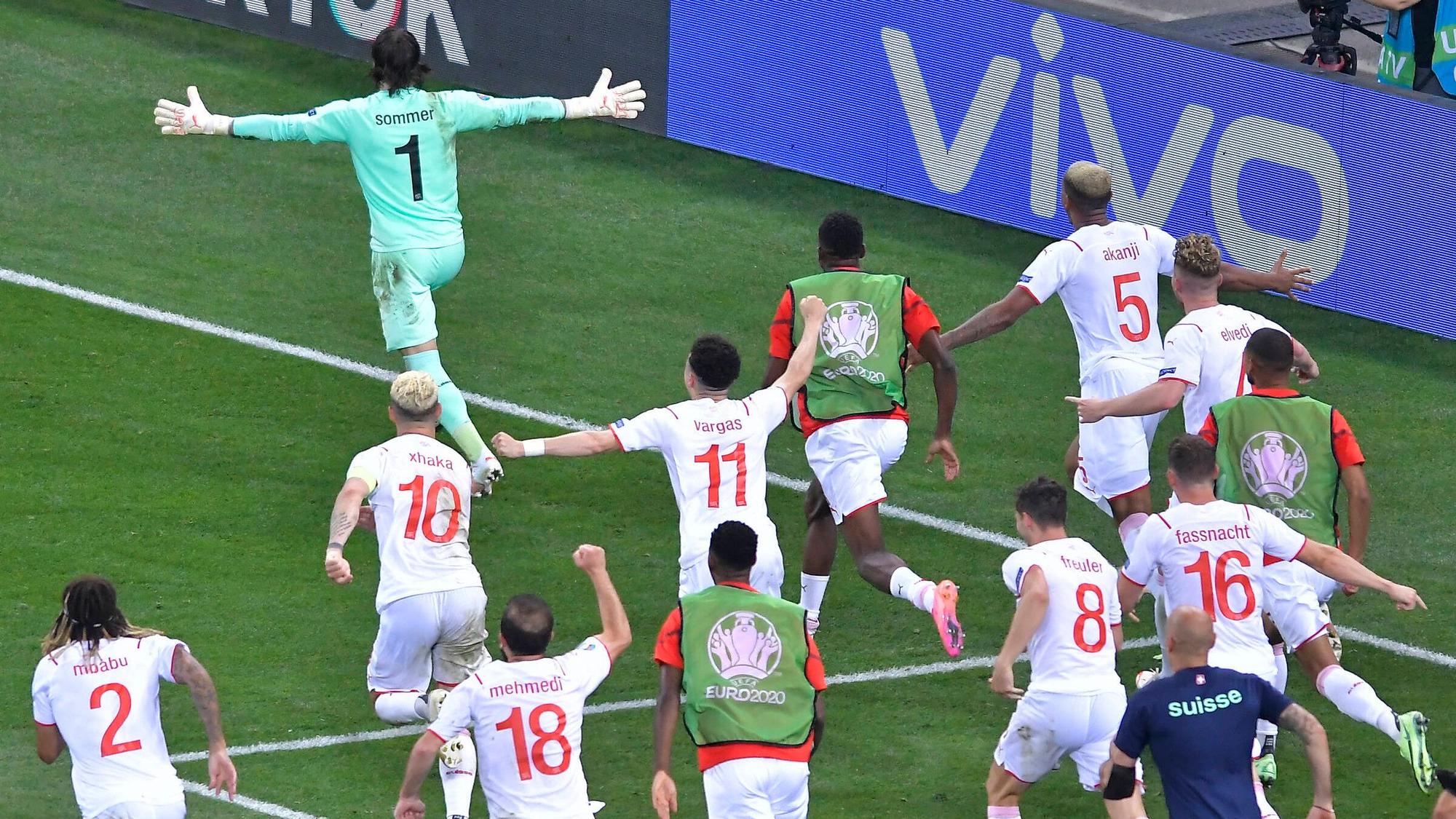 Der Moment, an dem in der Schweiz die Zeit still stand: Yann Sommer (vorne) und seine Nati-Kollegen bejubeln am 28. Juni 2021 in Bukarest, in einem unvergesslichen Spiel, die EM-Sensation nach Elfmeterschießen gegen Weltmeister Frankreich.
