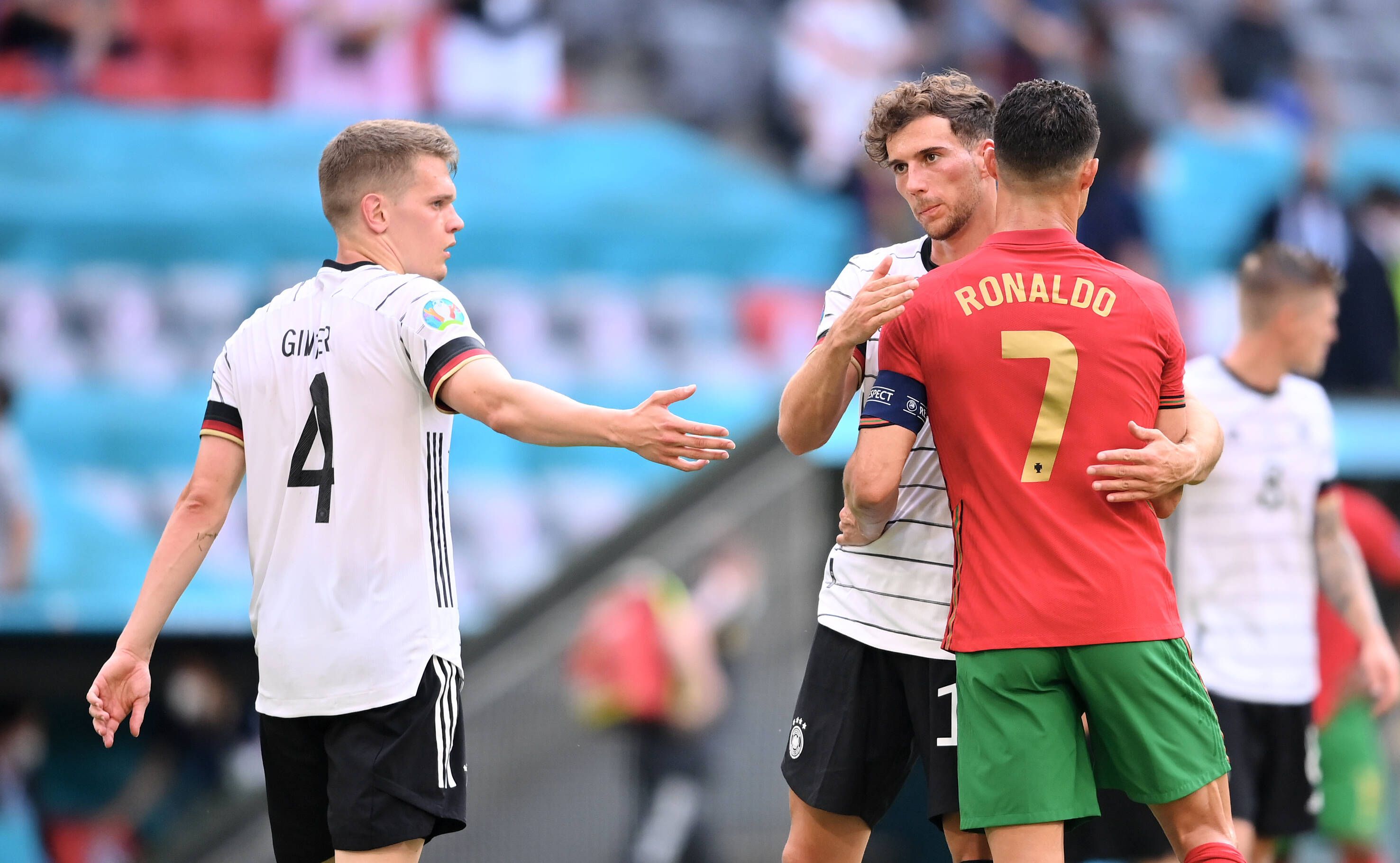 Matthias Ginter (l.), Verteidiger von Borussia Mönchengladbach, ist von Bundestrainer Hansi Flick zurück in den Kreis der DFB-Auswahl berufen worden. Auf diesem Foto ist Ginter am 19. Juni 2021 beim EM-Duell gegen Portugal im München zu sehen. Rechts im Bild umarmen sich Leon Goretzka und Cristiano Ronaldo.