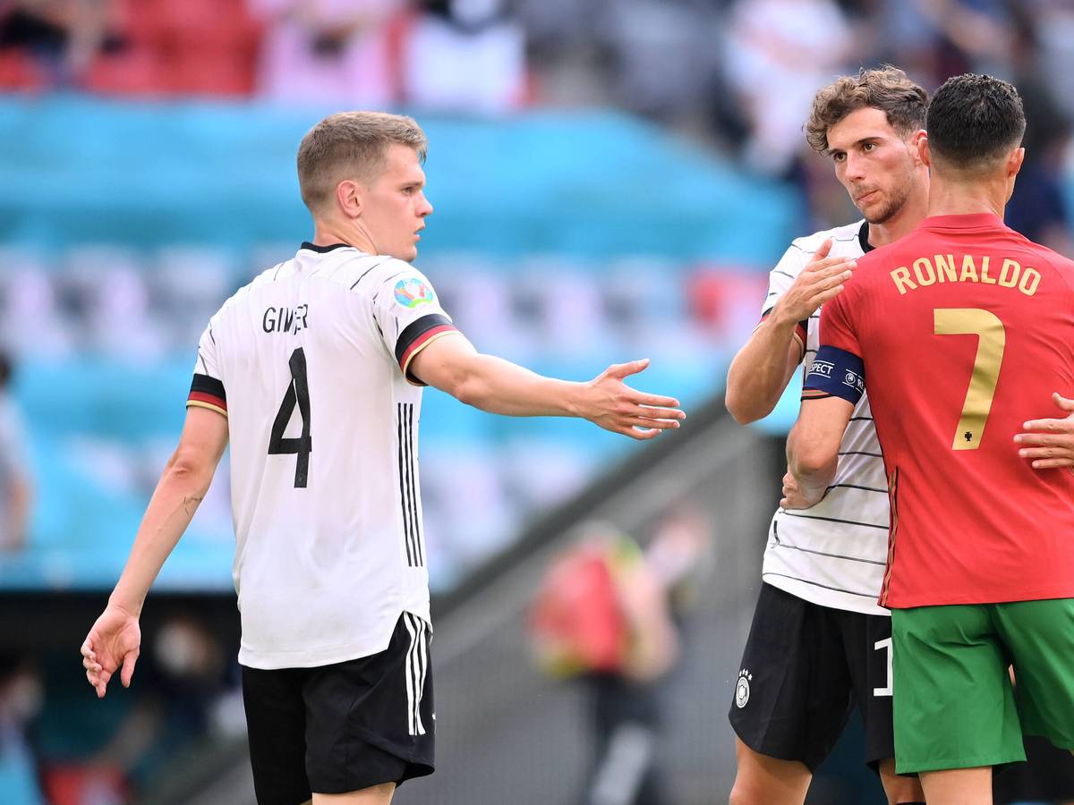 Matthias Ginter (l.), Verteidiger von Borussia Mönchengladbach, ist von Bundestrainer Hansi Flick zurück in den Kreis der DFB-Auswahl berufen worden. Auf diesem Foto ist Ginter am 19. Juni 2021 beim EM-Duell gegen Portugal im München zu sehen. Rechts im Bild umarmen sich Leon Goretzka und Cristiano Ronaldo.