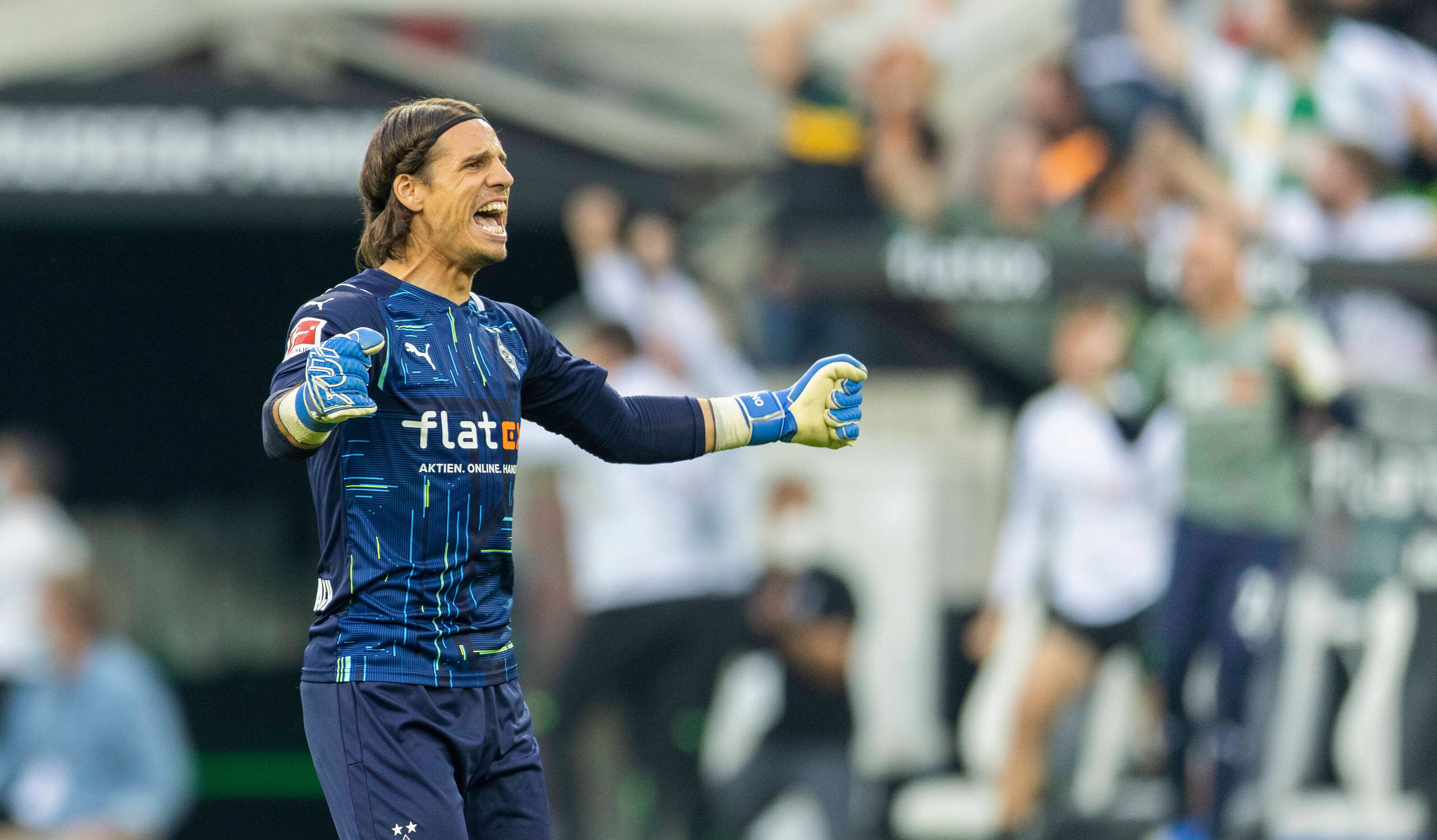 Torwart Yann Sommer von Borussia Mönchengladbach, hier zu sehen am 25. September 2021 im Borussia-Park, gilt spätestens seit der vergangenen Europameisterschaft als einer der besten Schlussmänner auf diesem Planeten. Nach dem Sieg gegen Dortmund ballt Sommer freudestrahlend beide Hände zu Siegerfäusten.