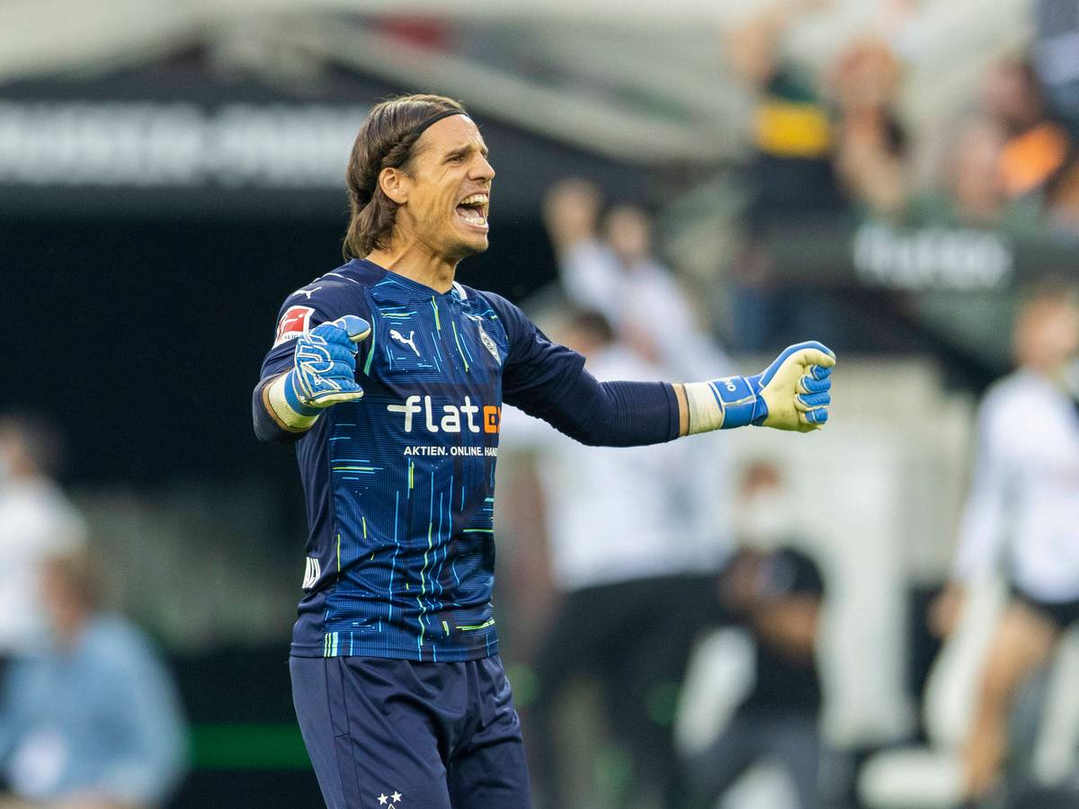 Torwart Yann Sommer von Borussia Mönchengladbach, hier zu sehen am 25. September 2021 im Borussia-Park, gilt spätestens seit der vergangenen Europameisterschaft als einer der besten Schlussmänner auf diesem Planeten. Nach dem Sieg gegen Dortmund ballt Sommer freudestrahlend beide Hände zu Siegerfäusten.
