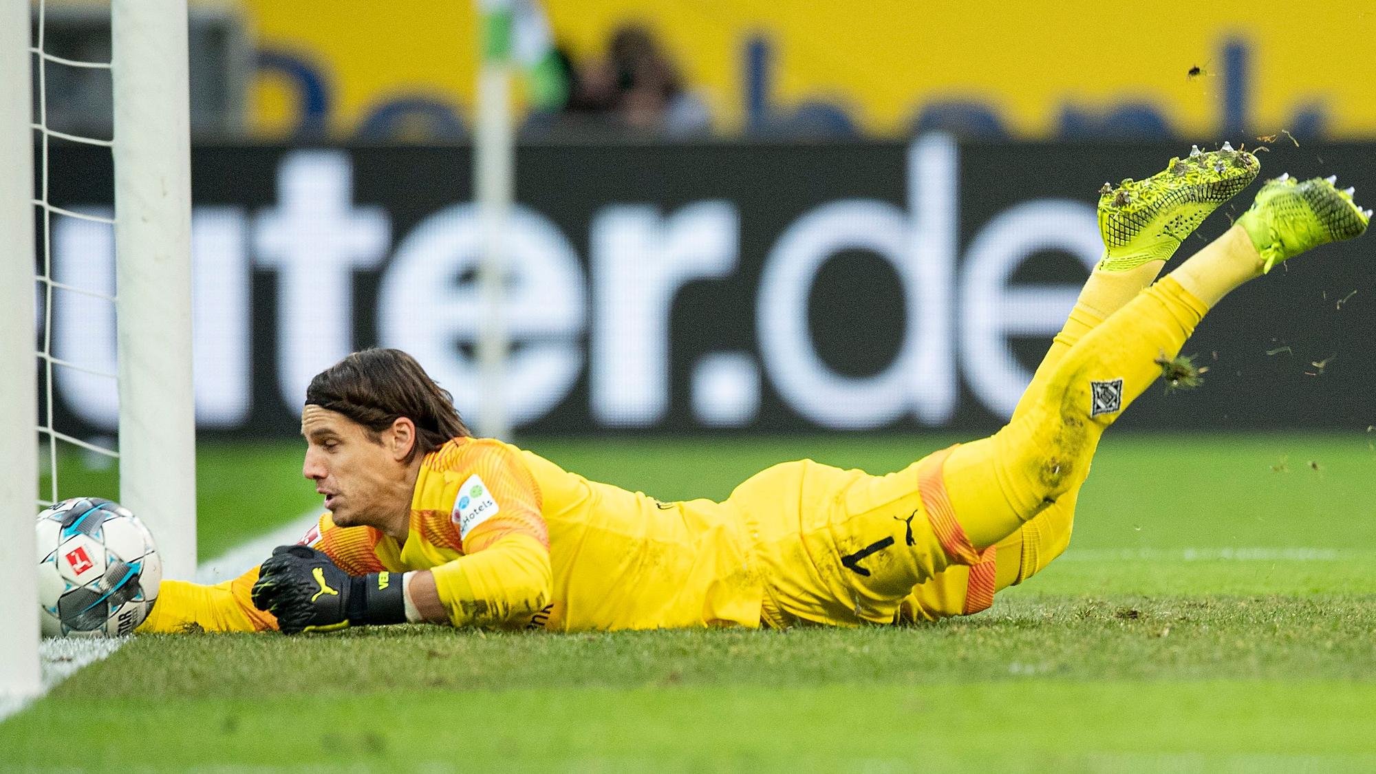 Eine der spektakulärsten Torhüter-Paraden im Borussia-Park der jüngeren Bundesliga-Geschichte: Gladbach-Schlussmann Yann Sommer verhindert am 7. Dezember 2019 im Duell mit Rekordmeister Bayern München mit einem sensationellen Reflex und einem Finger, dass der Ball noch über die Torlinie