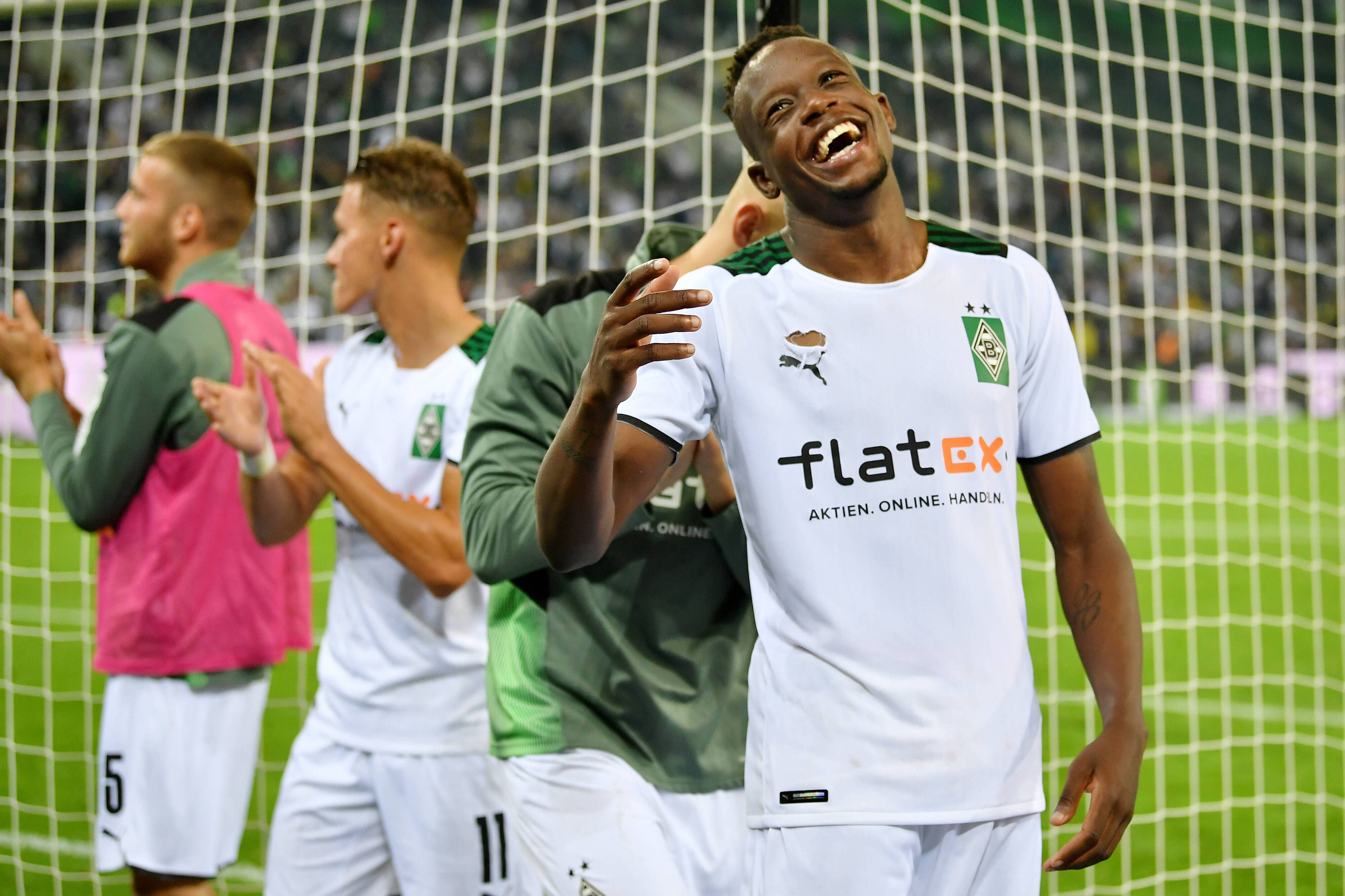 Denis Zakaria von Borussia Mönchengladbach lacht und feiert nach dem 1:0-Sieg der Fohlen gegen den BVB am 25. September 2021 im Borussia-Park.