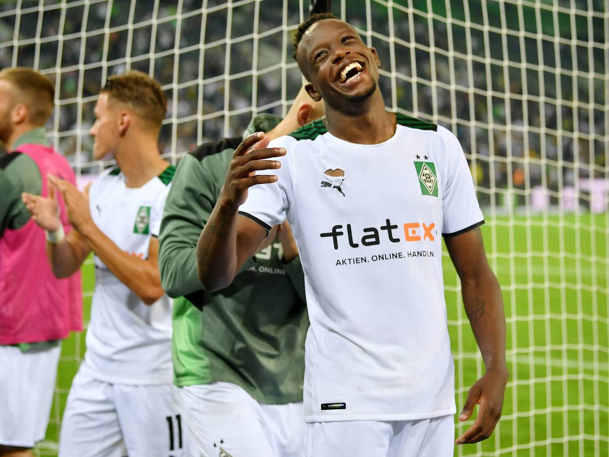Denis Zakaria von Borussia Mönchengladbach lacht und feiert nach dem 1:0-Sieg der Fohlen gegen den BVB am 25. September 2021 im Borussia-Park.