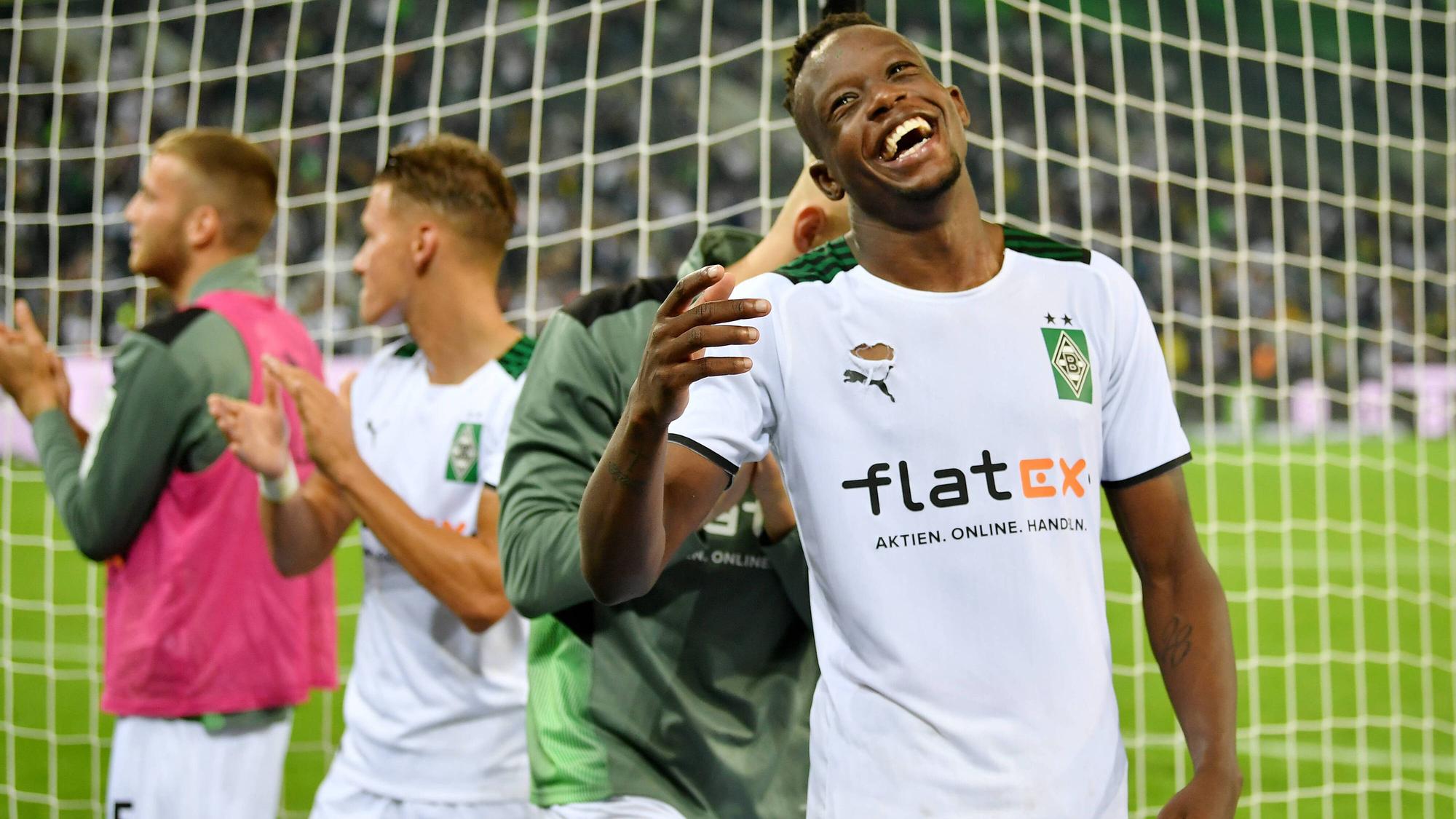 Denis Zakaria von Borussia Mönchengladbach lacht und feiert nach dem 1:0-Sieg der Fohlen gegen den BVB am 25. September 2021 im Borussia-Park.