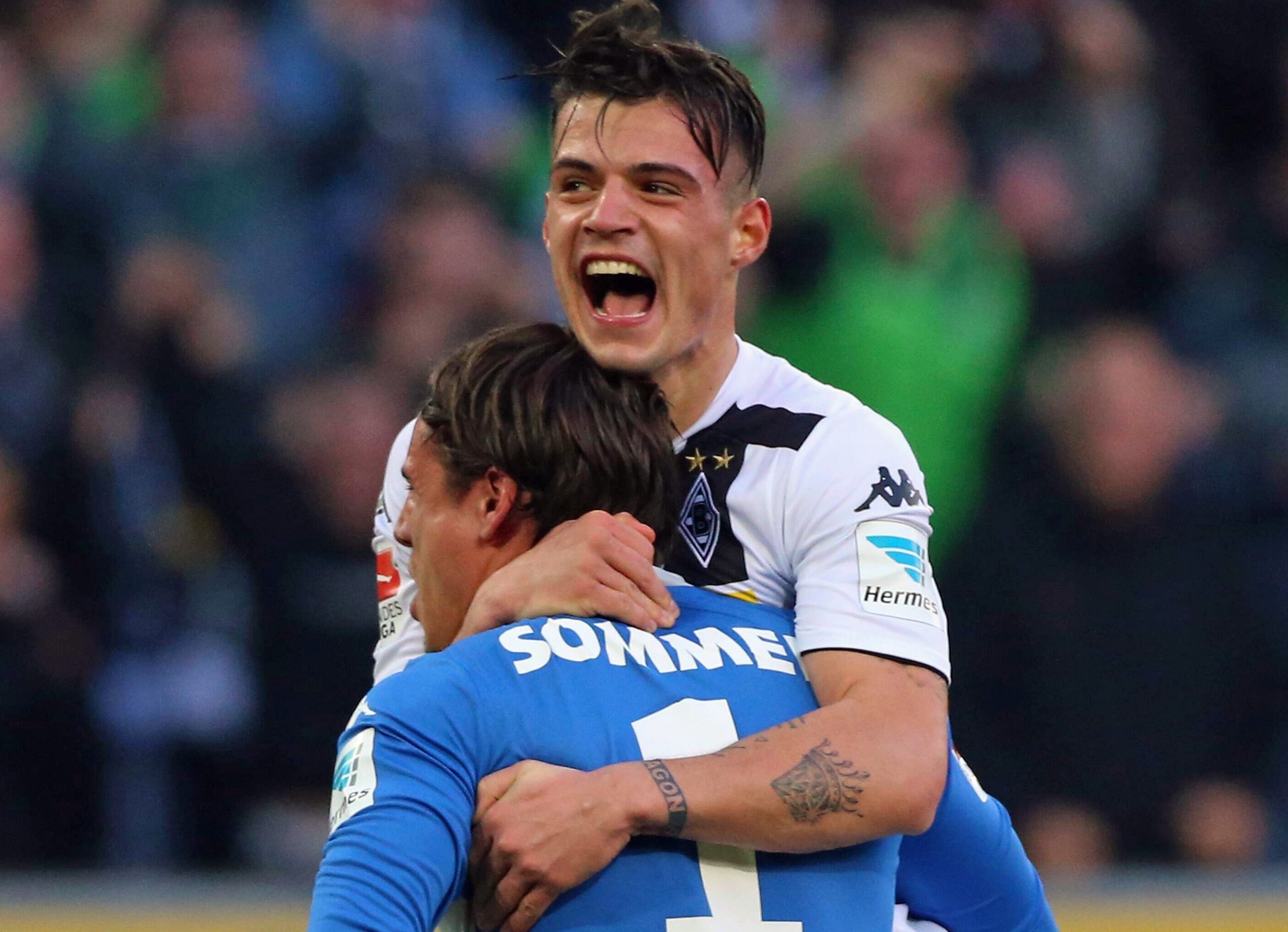 Schweizer Nationalhelden im Jubelrausch für Borussia Mönchengladbach: Der ehemalige VfL-Profi Granit Xhaka (jetzt Arsenal London) und Yann Sommer bejubeln gemeinsam am 14. Feburar 2015 Borussia-Park den Last-Minute-Derby-Sieg gegen den 1. FC Köln.