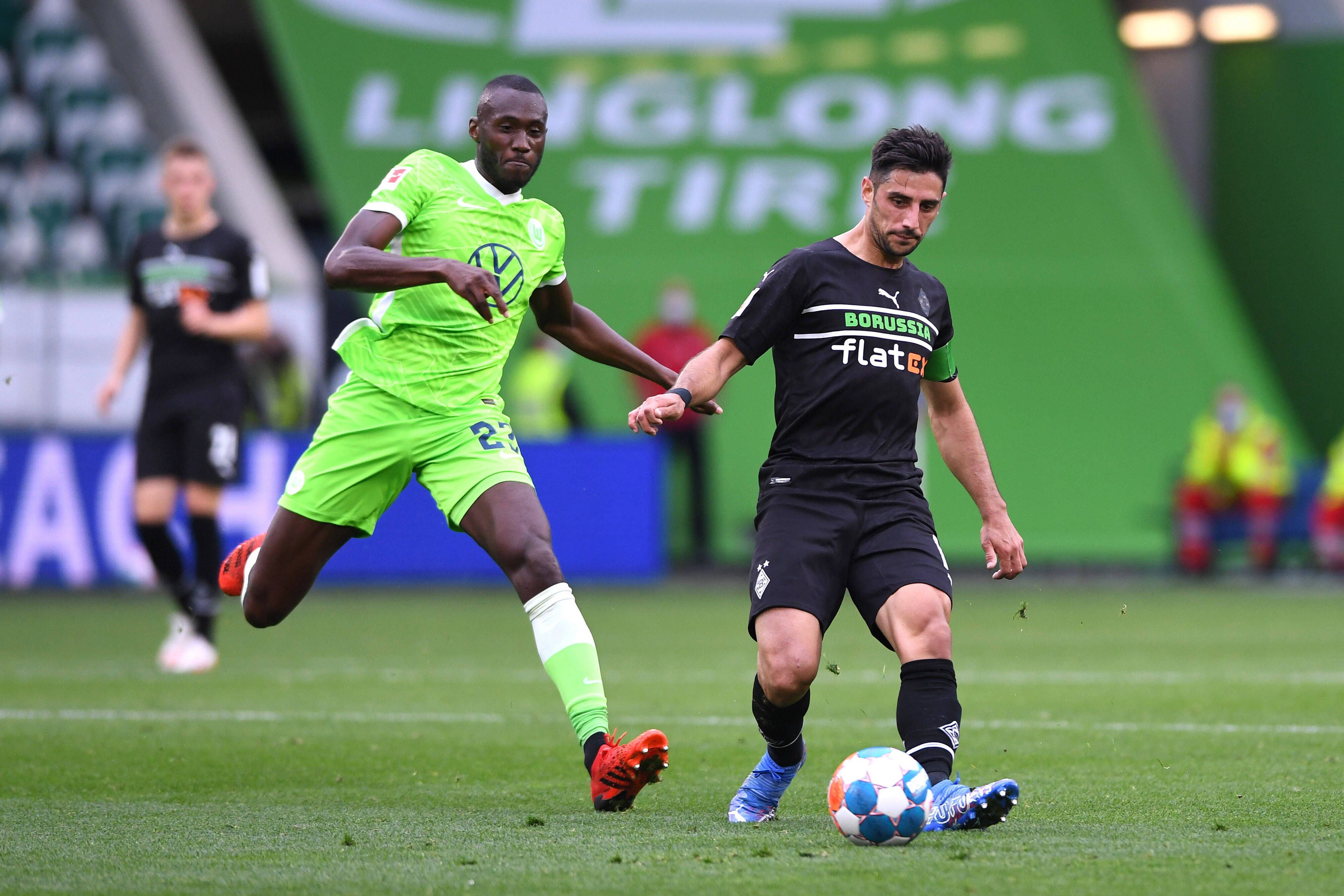 Lars Stindl von Borussia Mönchengladbach behauptet den Ball gegen Josuha Guilavogui vom VfL Wolfsburg am 2. Oktober 2021.