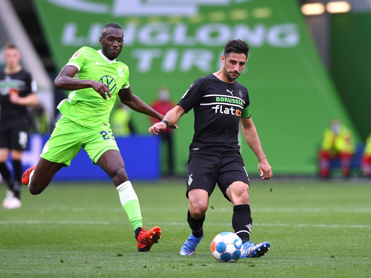 Lars Stindl von Borussia Mönchengladbach behauptet den Ball gegen Josuha Guilavogui vom VfL Wolfsburg am 2. Oktober 2021.