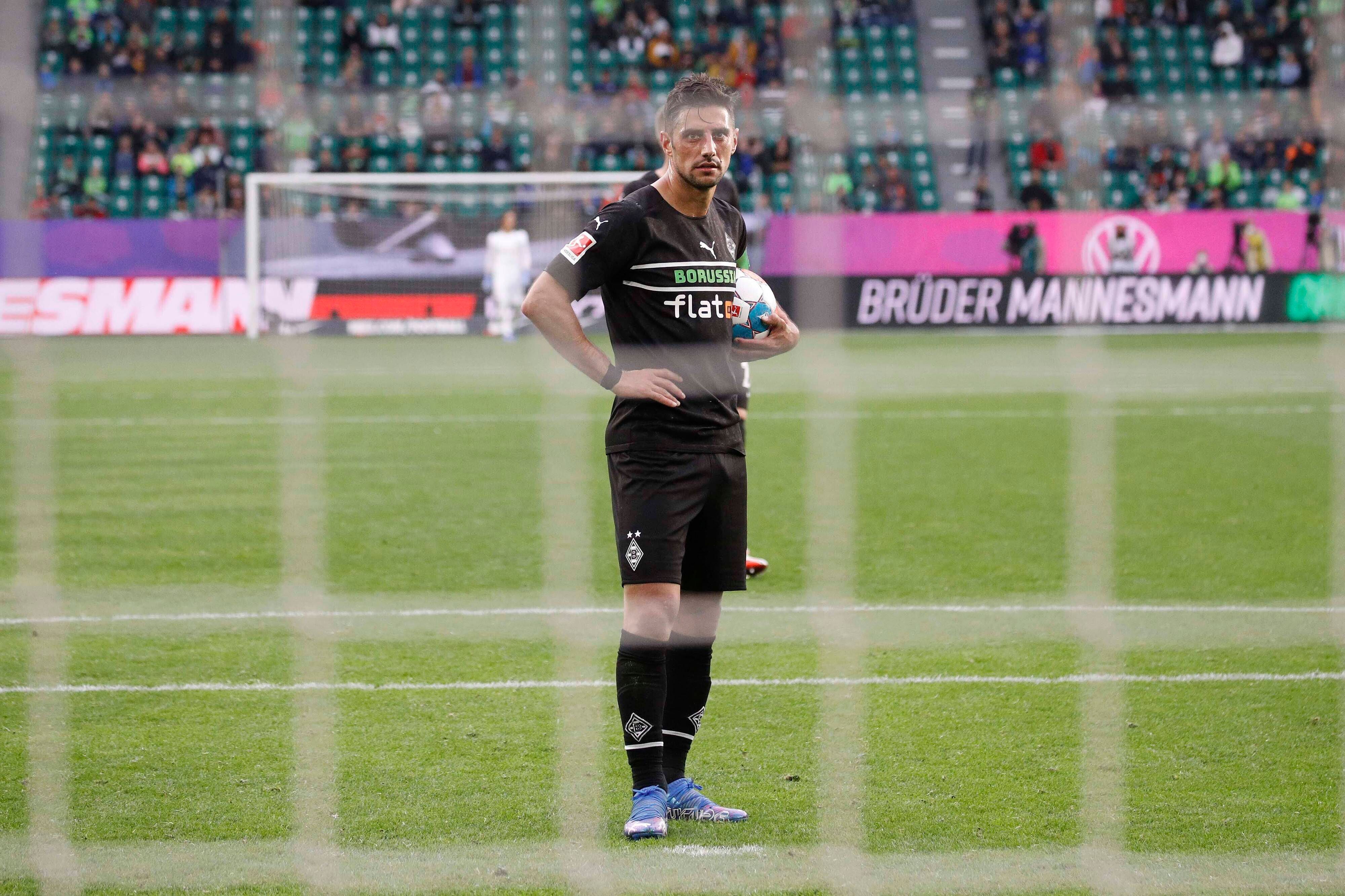 Gladbach-Kapitän Lars Stindl vor seinem Strafstoß im Bundesliga-Duell beim VfL Wolfsburg am 2. Oktober 2021 in der VW-Arena. Stindl hat den Ball unter den Arm geklemmt.