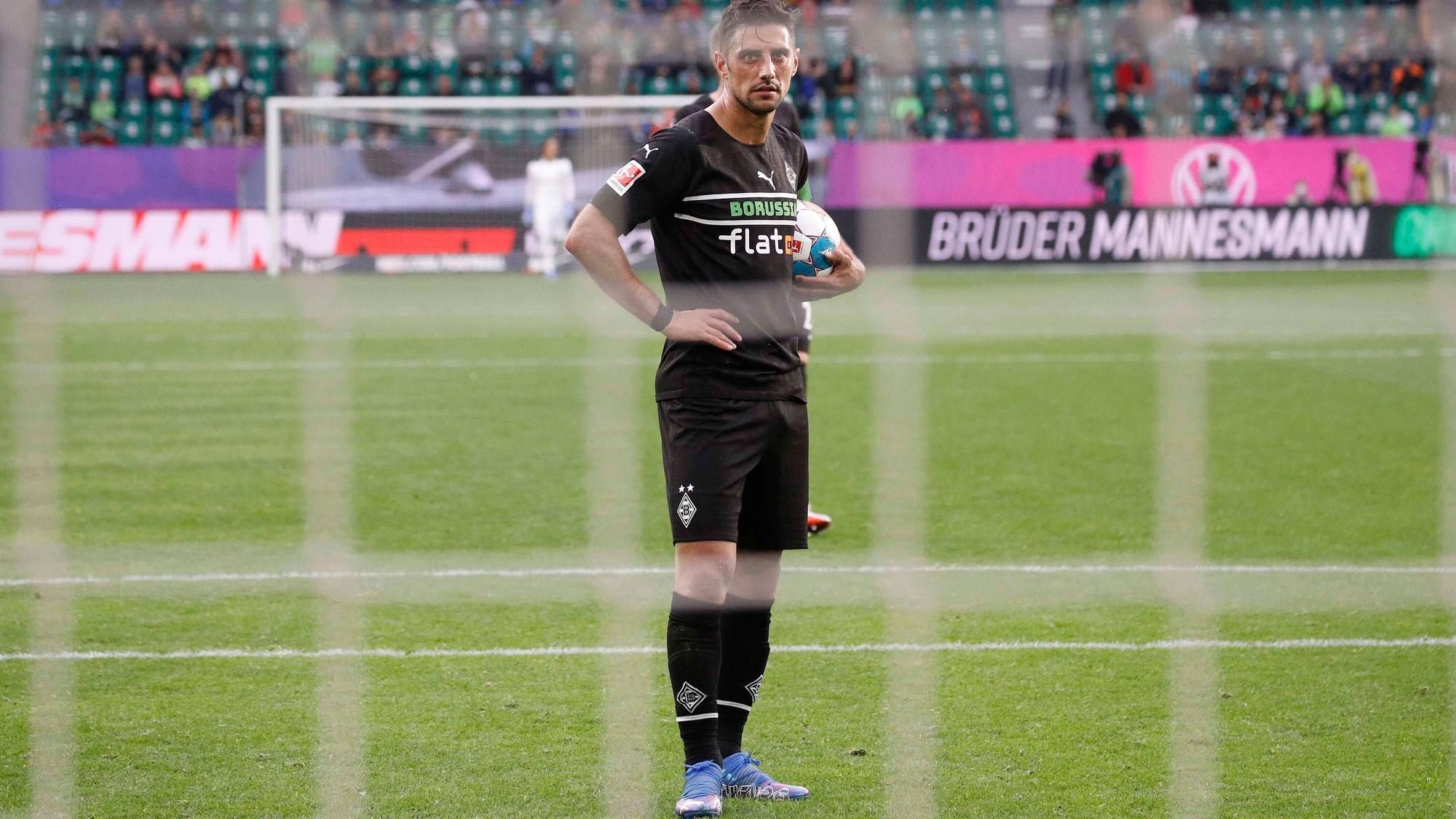Gladbach-Kapitän Lars Stindl vor seinem Strafstoß im Bundesliga-Duell beim VfL Wolfsburg am 2. Oktober 2021 in der VW-Arena. Stindl hat den Ball unter den Arm geklemmt.