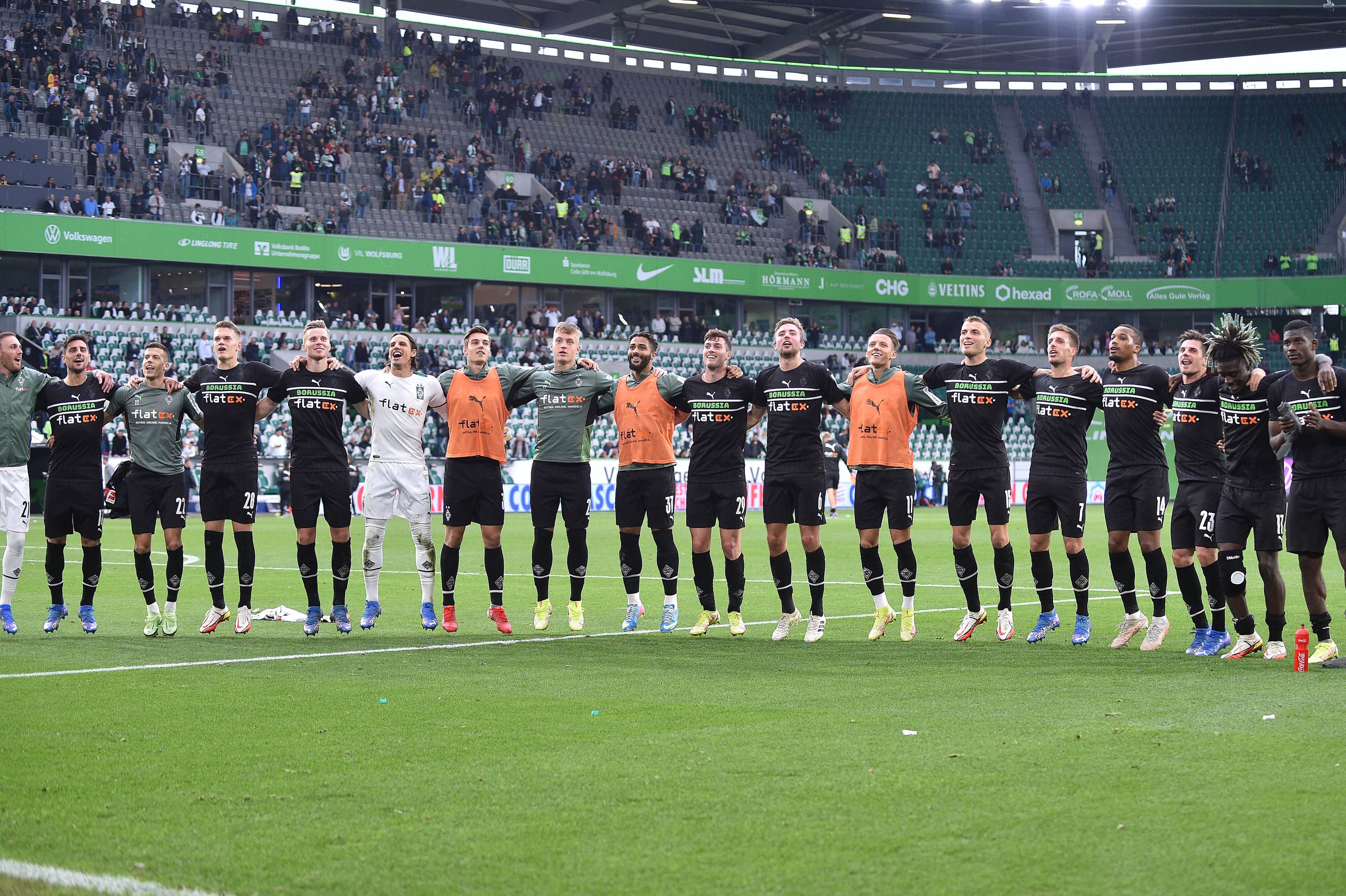 Borussia Mönchengladbach feiert mit den mitgereisten Fans nach ihrem 3:1-Sieg beim VfL Wolfsburg am 2. Oktober 2021.
