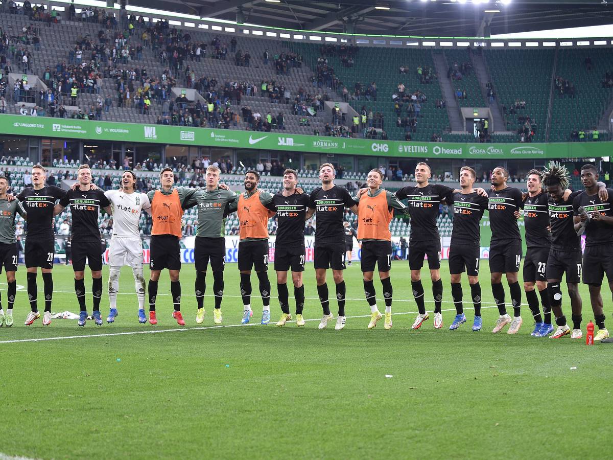 Borussia Mönchengladbach feiert mit den mitgereisten Fans nach ihrem 3:1-Sieg beim VfL Wolfsburg am 2. Oktober 2021.