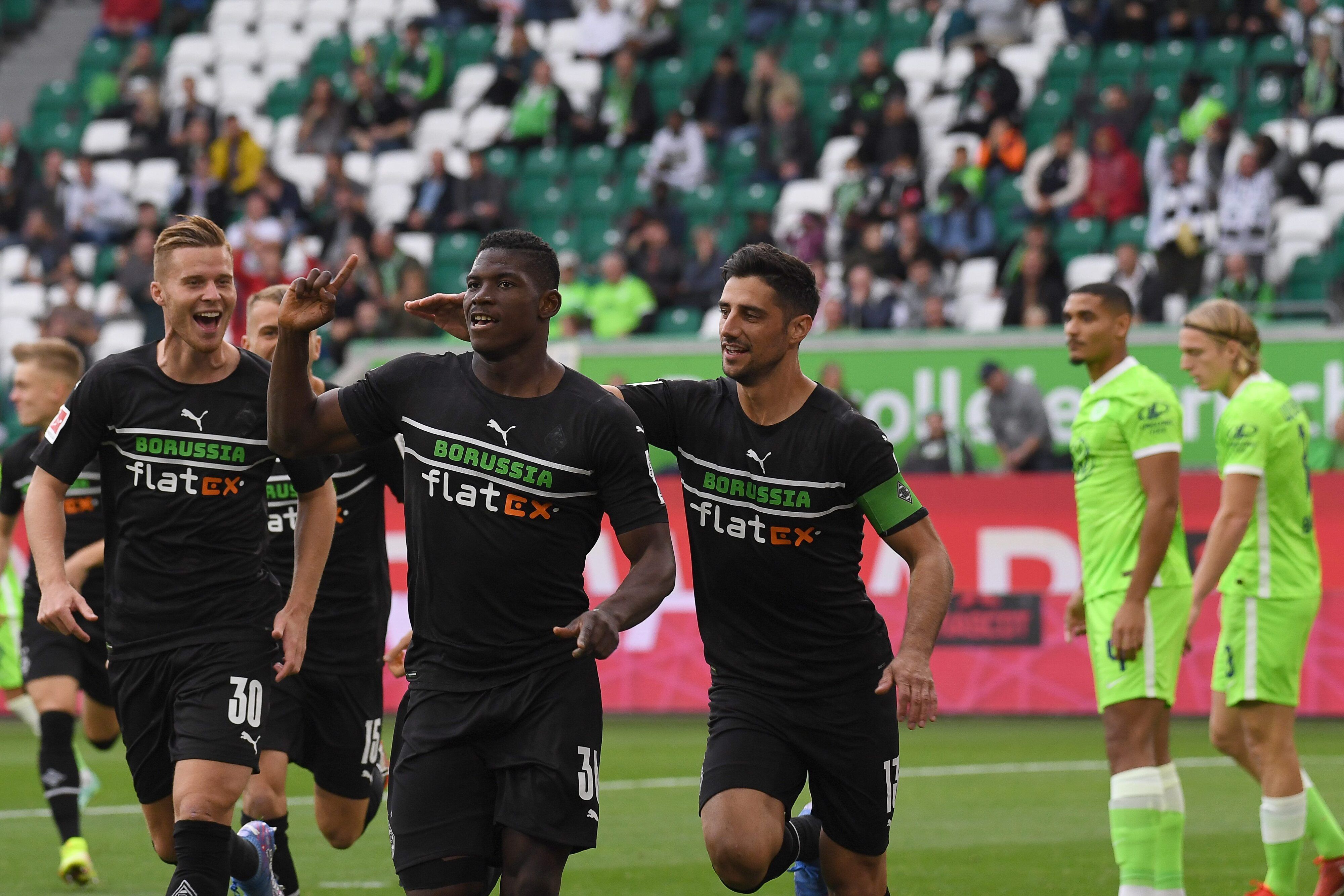 Gladbachs Torschütze Breel Embolo (2.v.l.) jubelt am 2. Oktober 2021 nach seinem Tor zum 0:1 mit Mönchengladbachs Nico Elvedi (l) und Lars Stindl (M).