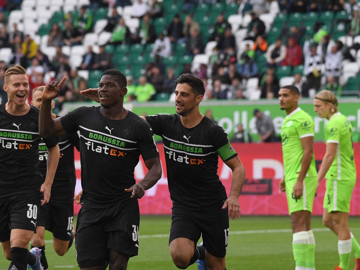 Gladbachs Torschütze Breel Embolo (2.v.l.) jubelt am 2. Oktober 2021 nach seinem Tor zum 0:1 mit Mönchengladbachs Nico Elvedi (l) und Lars Stindl (M).
