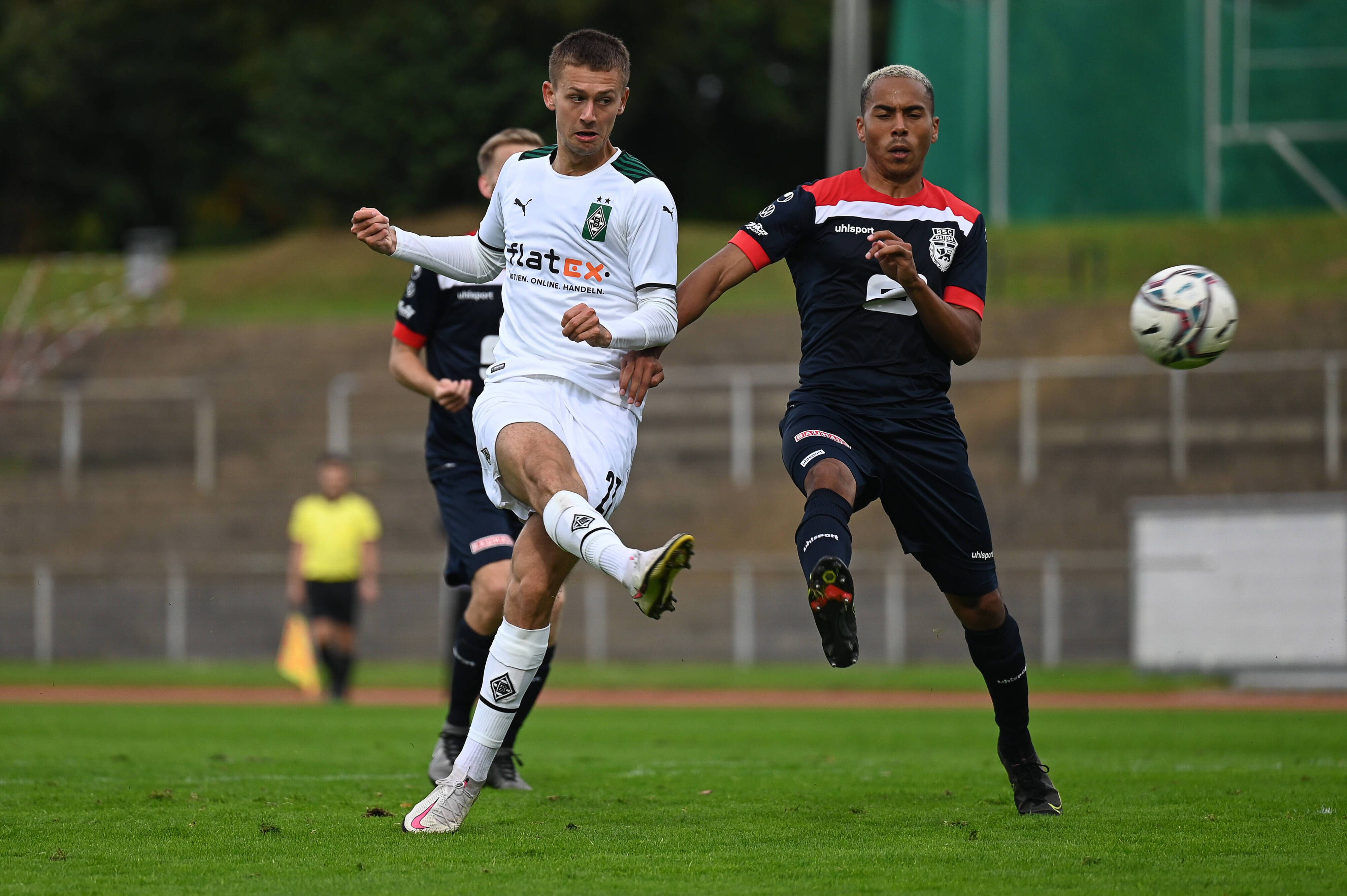 Torabschluss durch Torben Müsel 27. Dabei Abwehrspieler Robin Afamefuna 30. 10. Spieltag Regionalliga West Borussia Mönchengladbach U23 : Bonner SC am 02.10.2021.