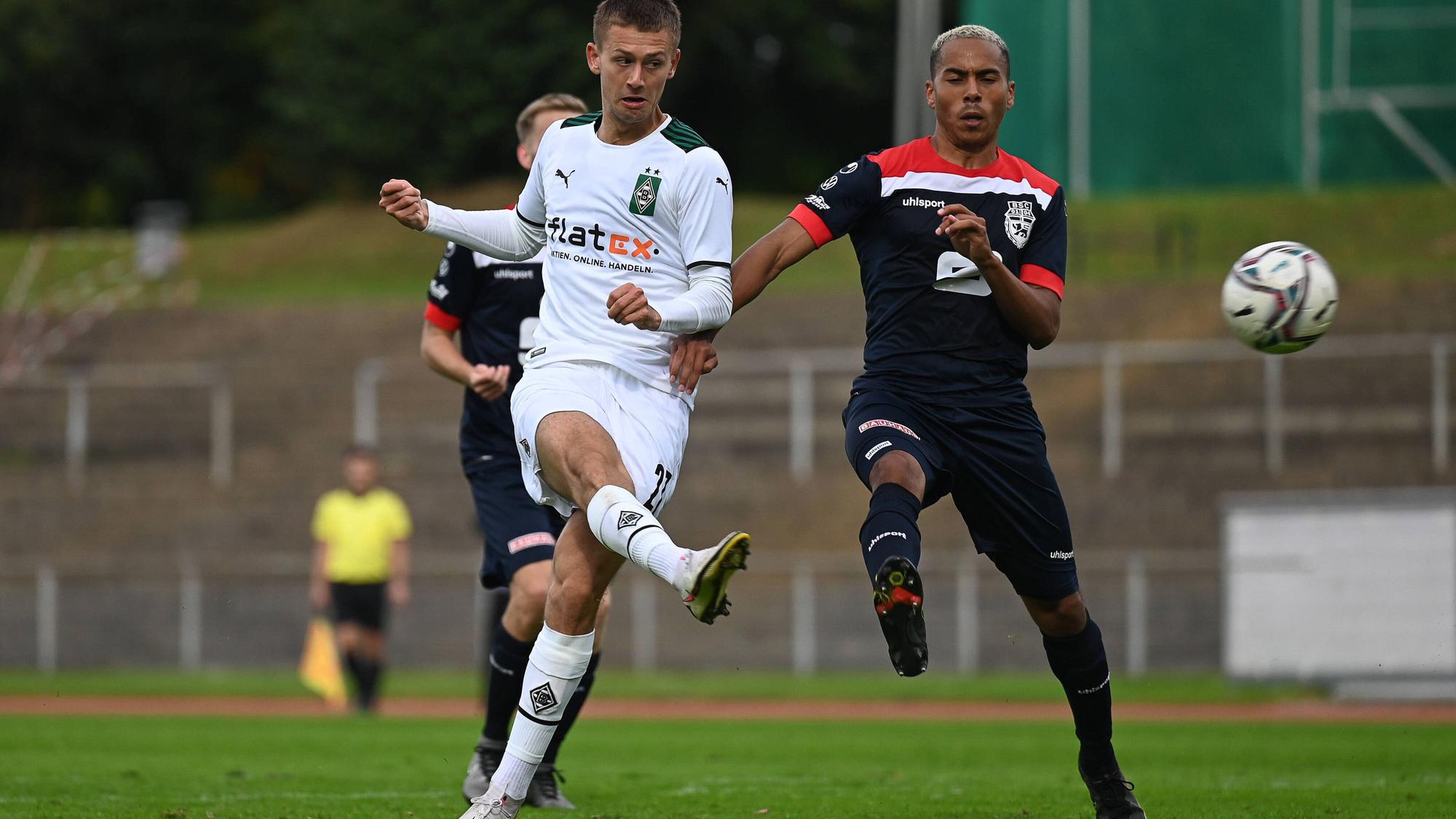 Torabschluss durch Torben Müsel 27. Dabei Abwehrspieler Robin Afamefuna 30. 10. Spieltag Regionalliga West Borussia Mönchengladbach U23 : Bonner SC am 02.10.2021.