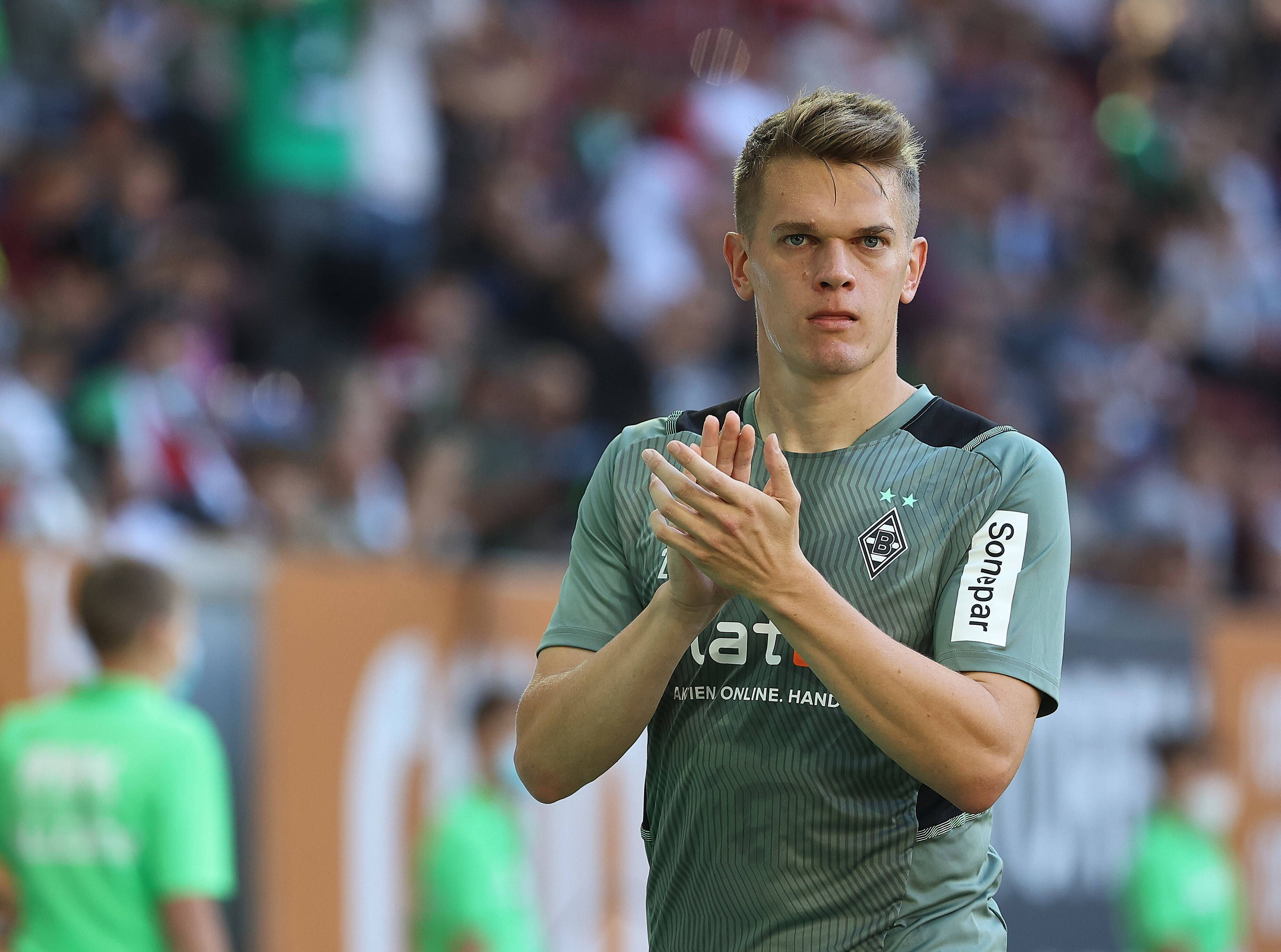 Matthias Ginter Bor. Mönchengladbach klatscht zu den Fans vor dem Spiel, vor Spielbeginn, FC Augsburg vs. Borussia Mönchengladbach, 5. Spieltag DFL REGULATIONS PROHIBIT ANY USE OF PHOTOGRAPHS AS IMAGE SEQUENCES AND/OR QUASI-VIDEO. *** Matthias Ginter Bor Mönchengladbach claps to the fans before the match, before the start of the match, FC Augsburg vs Borussia Mönchengladbach, 5 Matchday DFL REGULATES PROHIBIT ANY USE OF PHOTOGRAPHS AS IMAGE SEQUENCES AND OR QUASI VIDEO
