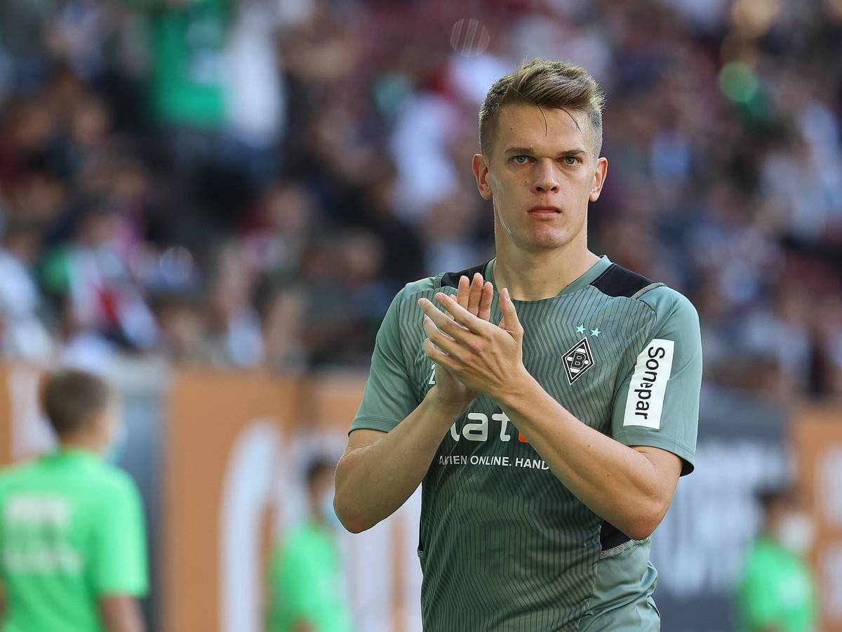 Matthias Ginter Bor. Mönchengladbach klatscht zu den Fans vor dem Spiel, vor Spielbeginn, FC Augsburg vs. Borussia Mönchengladbach, 5. Spieltag DFL REGULATIONS PROHIBIT ANY USE OF PHOTOGRAPHS AS IMAGE SEQUENCES AND/OR QUASI-VIDEO. *** Matthias Ginter Bor Mönchengladbach claps to the fans before the match, before the start of the match, FC Augsburg vs Borussia Mönchengladbach, 5 Matchday DFL REGULATES PROHIBIT ANY USE OF PHOTOGRAPHS AS IMAGE SEQUENCES AND OR QUASI VIDEO